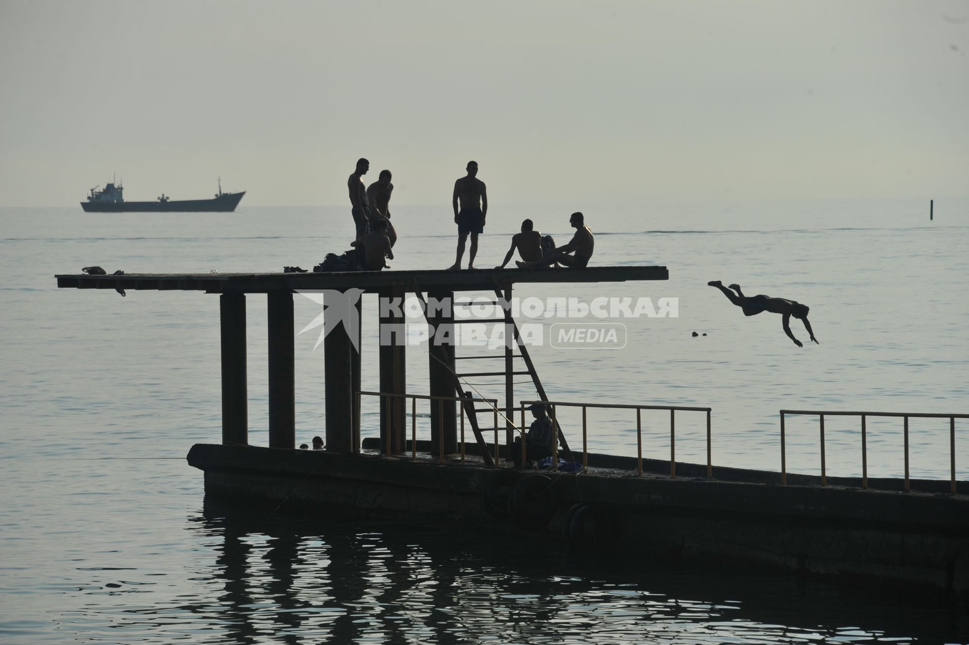 г.Сочи.  Люди прыгающие в море с пирса. Море  Развлечение, отдых, отпуск. 14 июня 2011г.