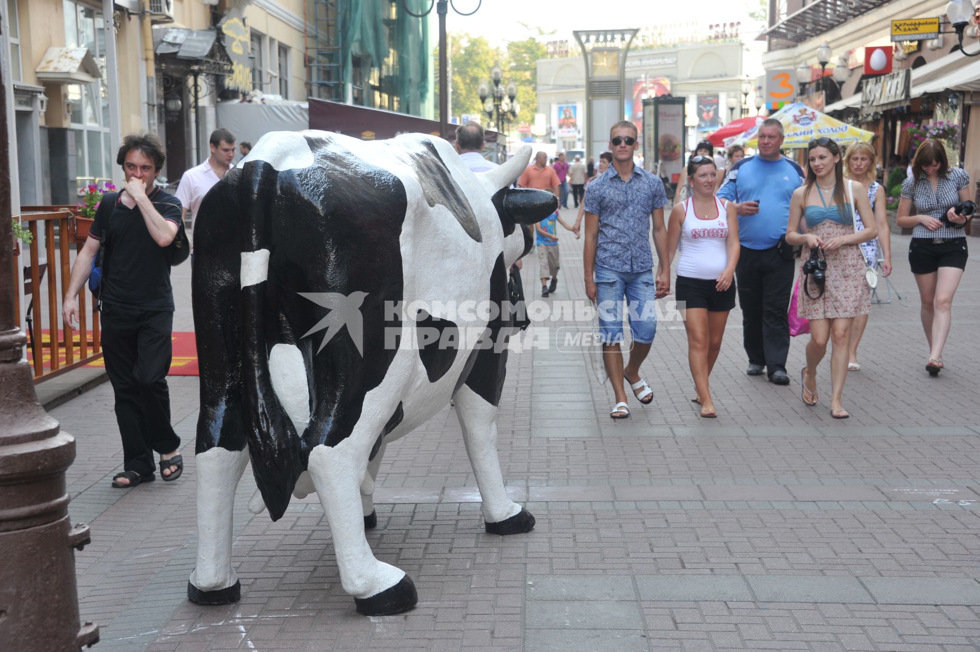 Рекламная корова на Арбате.15 августа 2011 года.