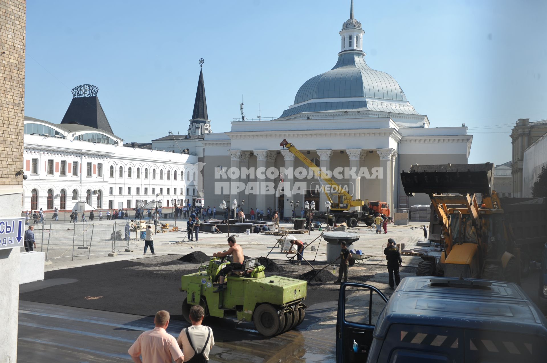 У Ярославского вокзала взамен снесенного рынка благоустраивают парк, Москва, 29 августа 2011 года.