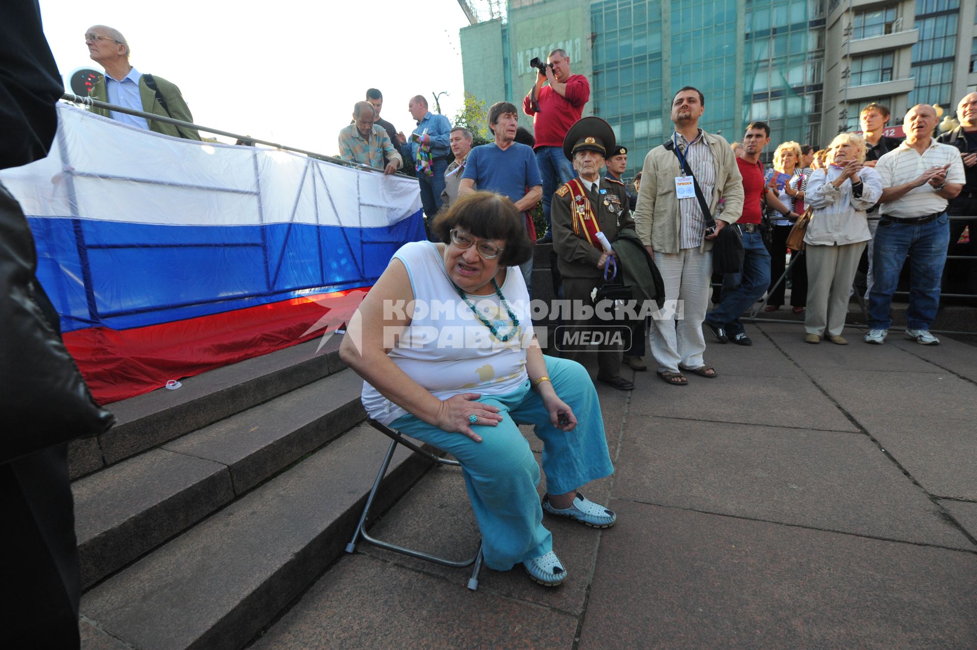 Политик Валерия Новодворская на акции, посвященной годовщине событий августа 1991 года и приуроченной ко Дню флага РФ, на Пушкинской площади. 22 августа 2011 года.