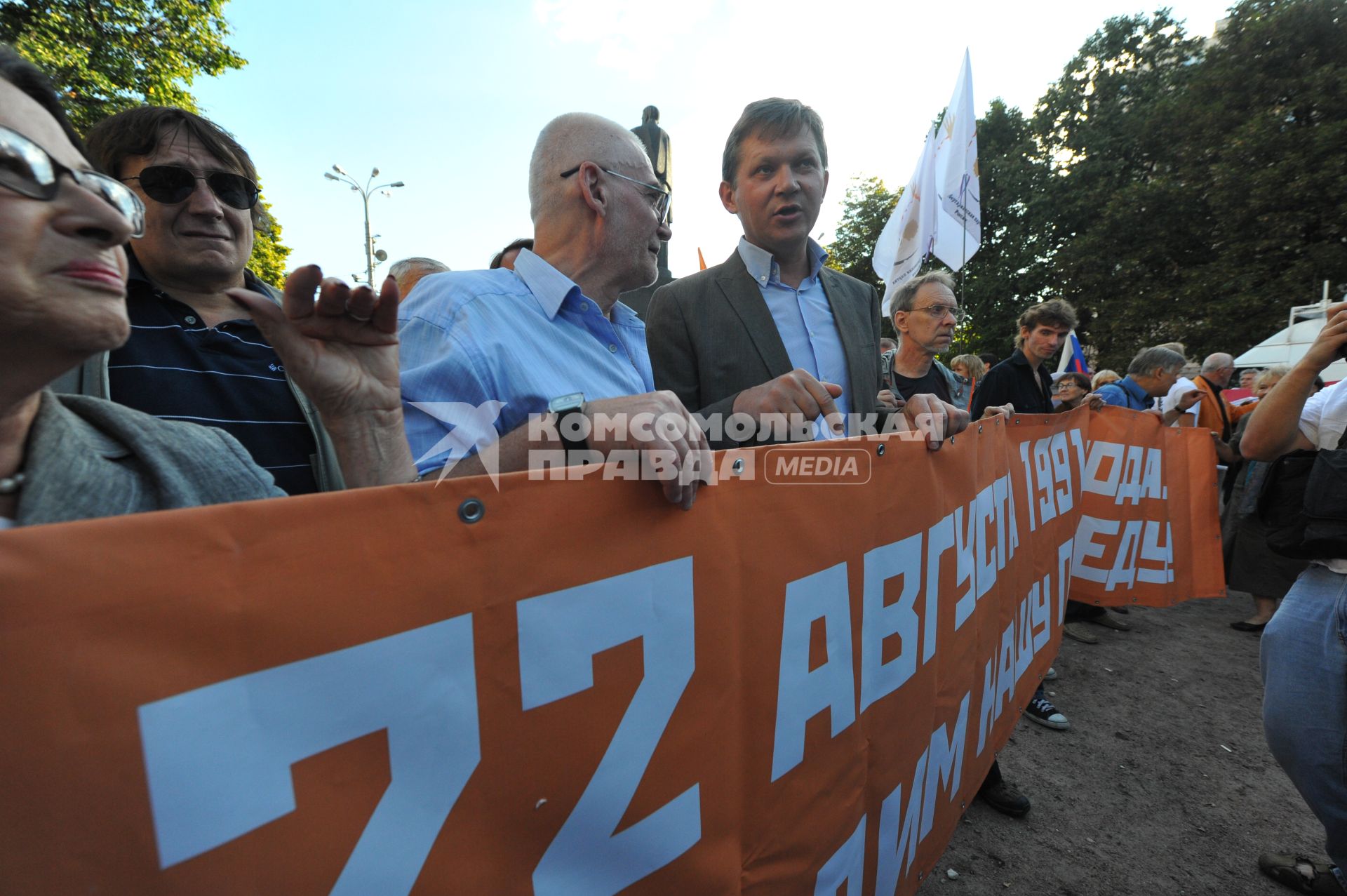 Участники акции, посвященной годовщине событий августа 1991 года и приуроченной ко Дню флага РФ, во время шествия от Никитских ворот до Пушкинской площади. На снимке: председатель общественного движения \"Выбор России\" Владимир Рыжков среди участников акции. 22 августа 2011 года.