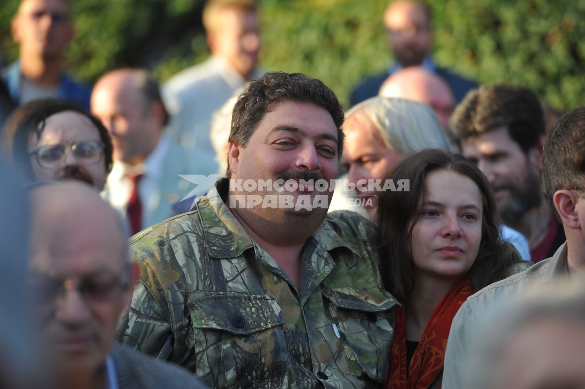 Писатель Дмитрий Быков на акции, посвященной годовщине событий августа 1991 года и приуроченной ко Дню флага РФ, на Пушкинской площади. 22 августа 2011 года.