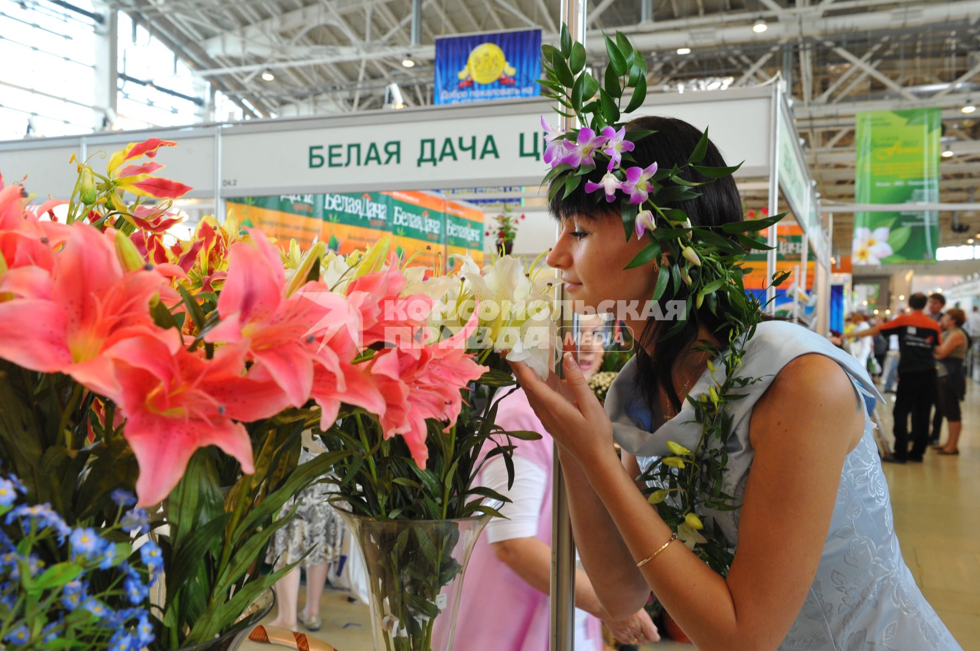 Девушка нюхает лилии в выстовочном павильоне. 31 августа 2011 года.