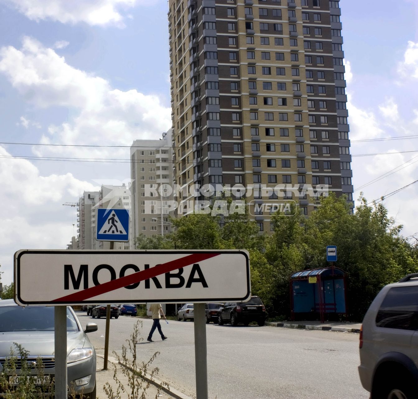 Указатель, дорожный знак Москва. 15 июля 2011 года.