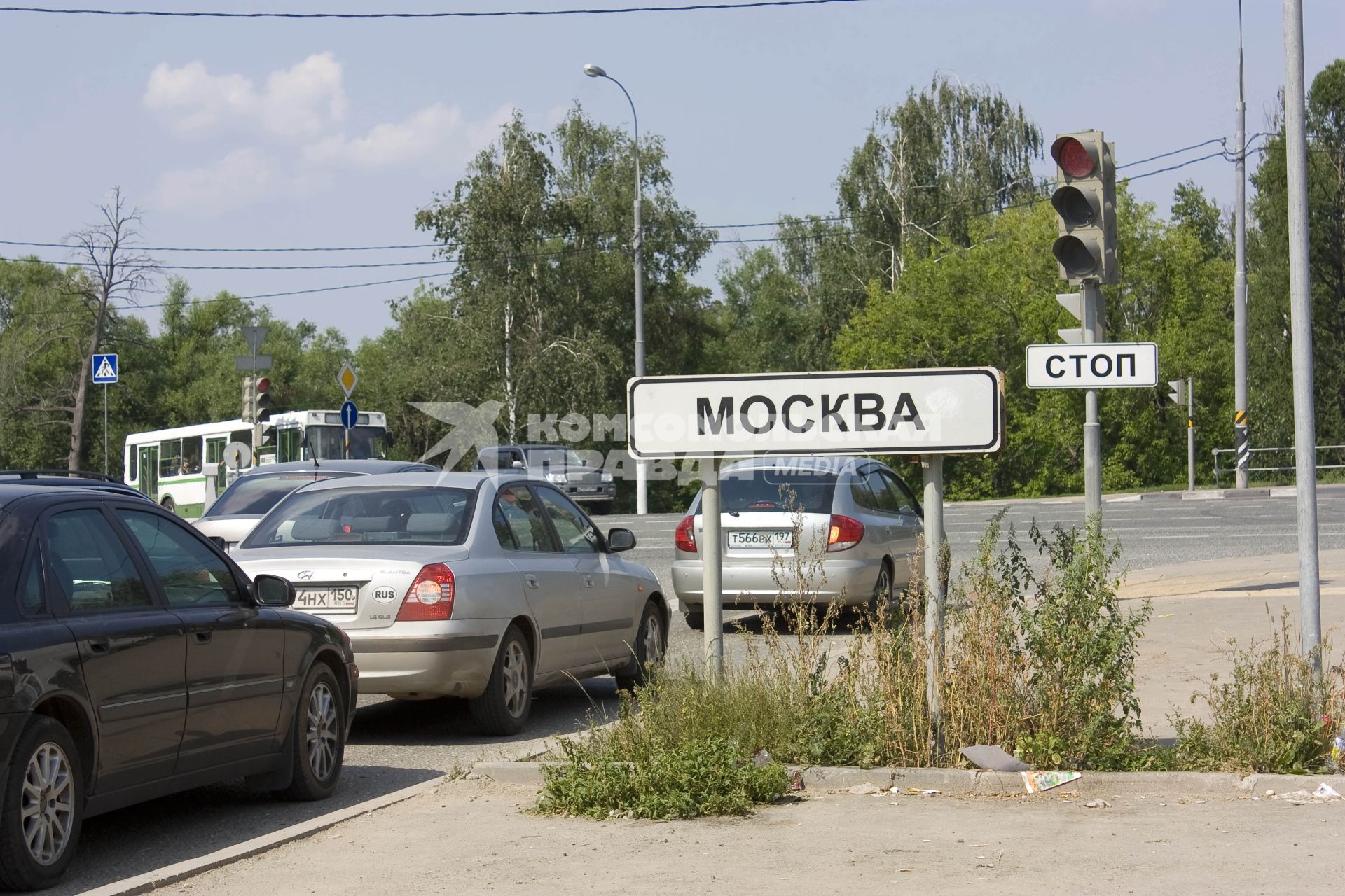 Въезд в Москву. Указатель, дорожный знак Москва. 15 июля 2011 года.