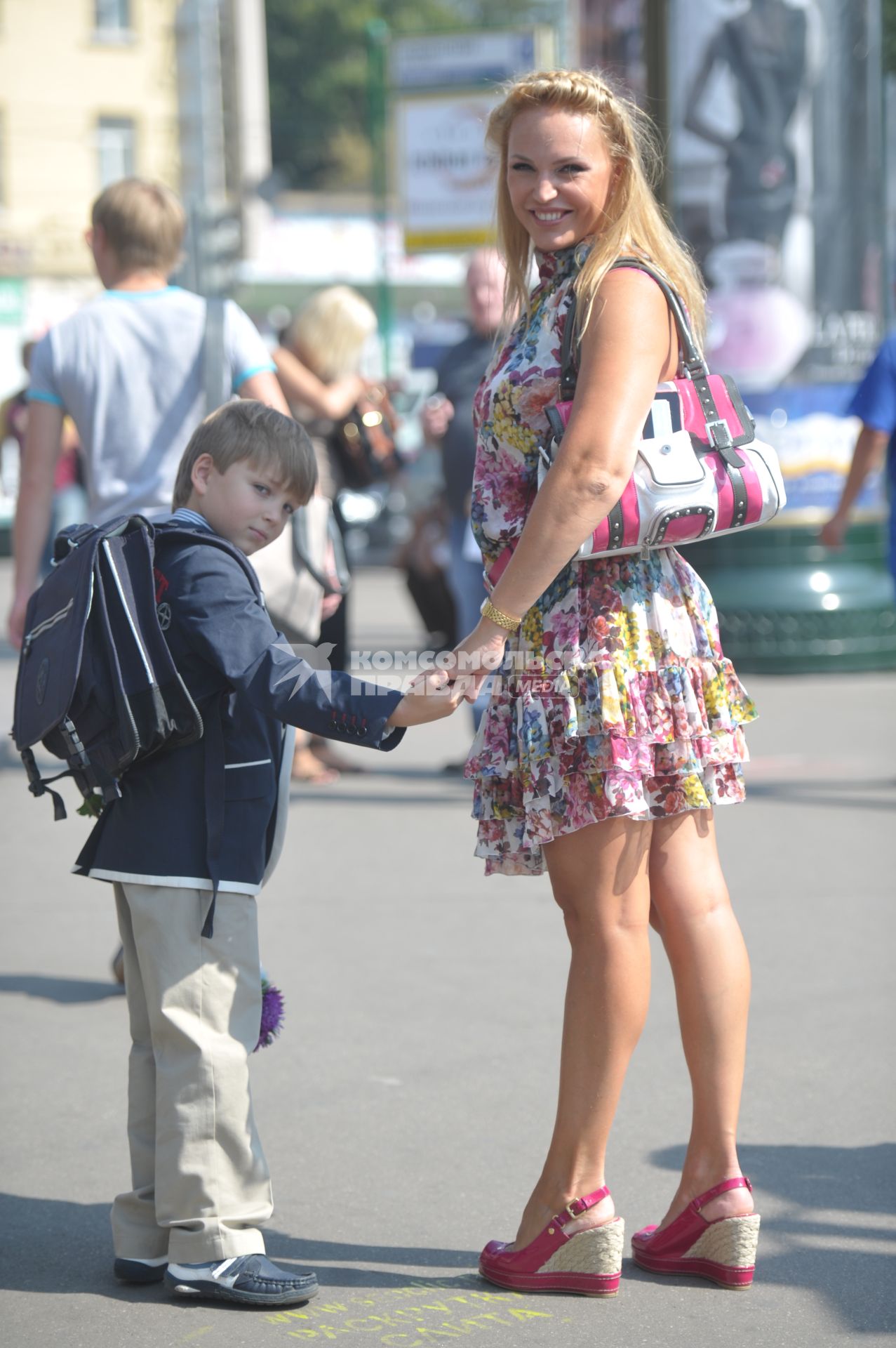 Актриса Алла Довлатова с сыном Пашей. 30 августа 2011 года.