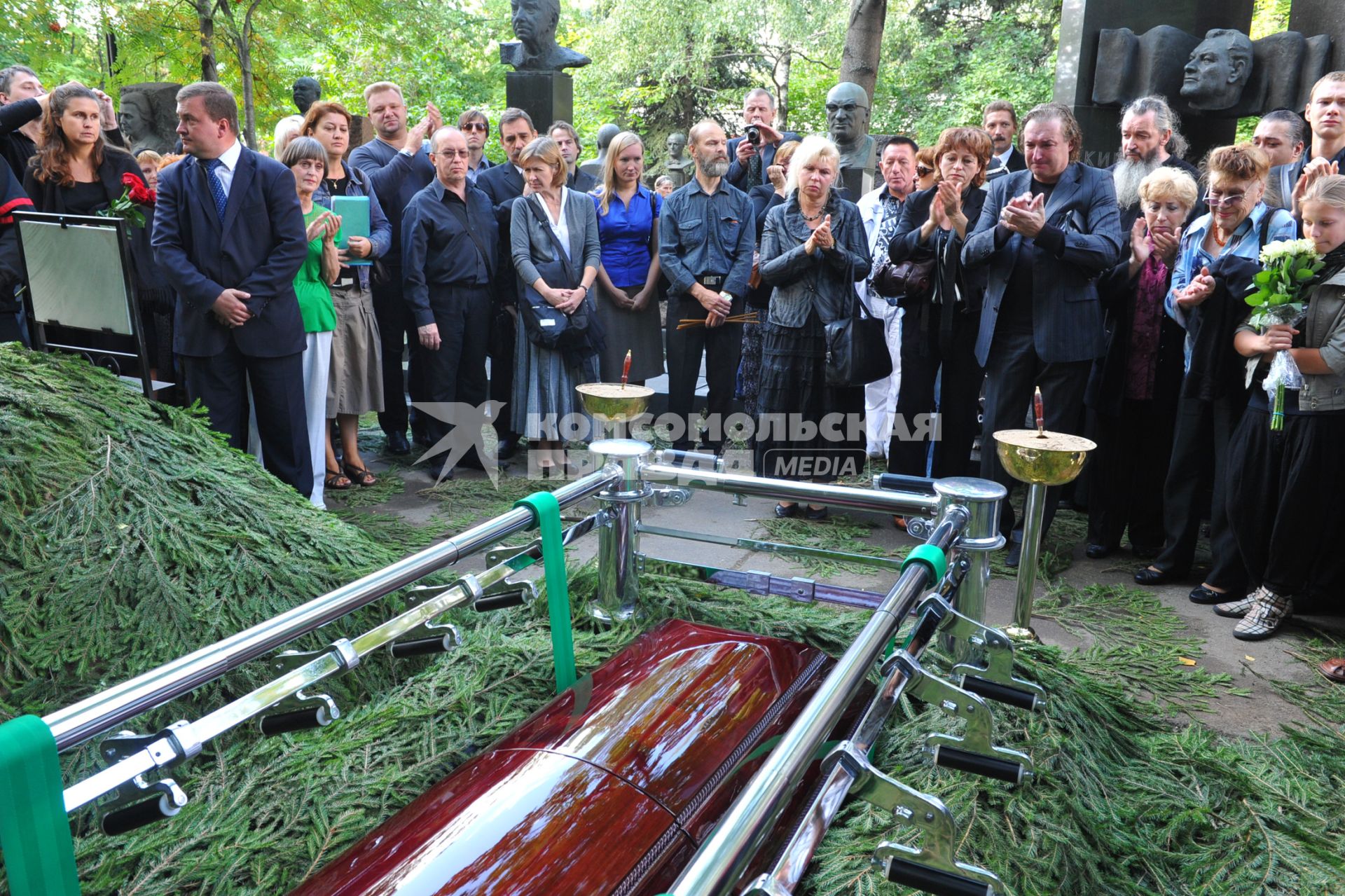 Родные и близкие во время церемонии прощания с певицей Аллой Баяновой на Новодевичьем кладбище. 2 сентября  2011 года.