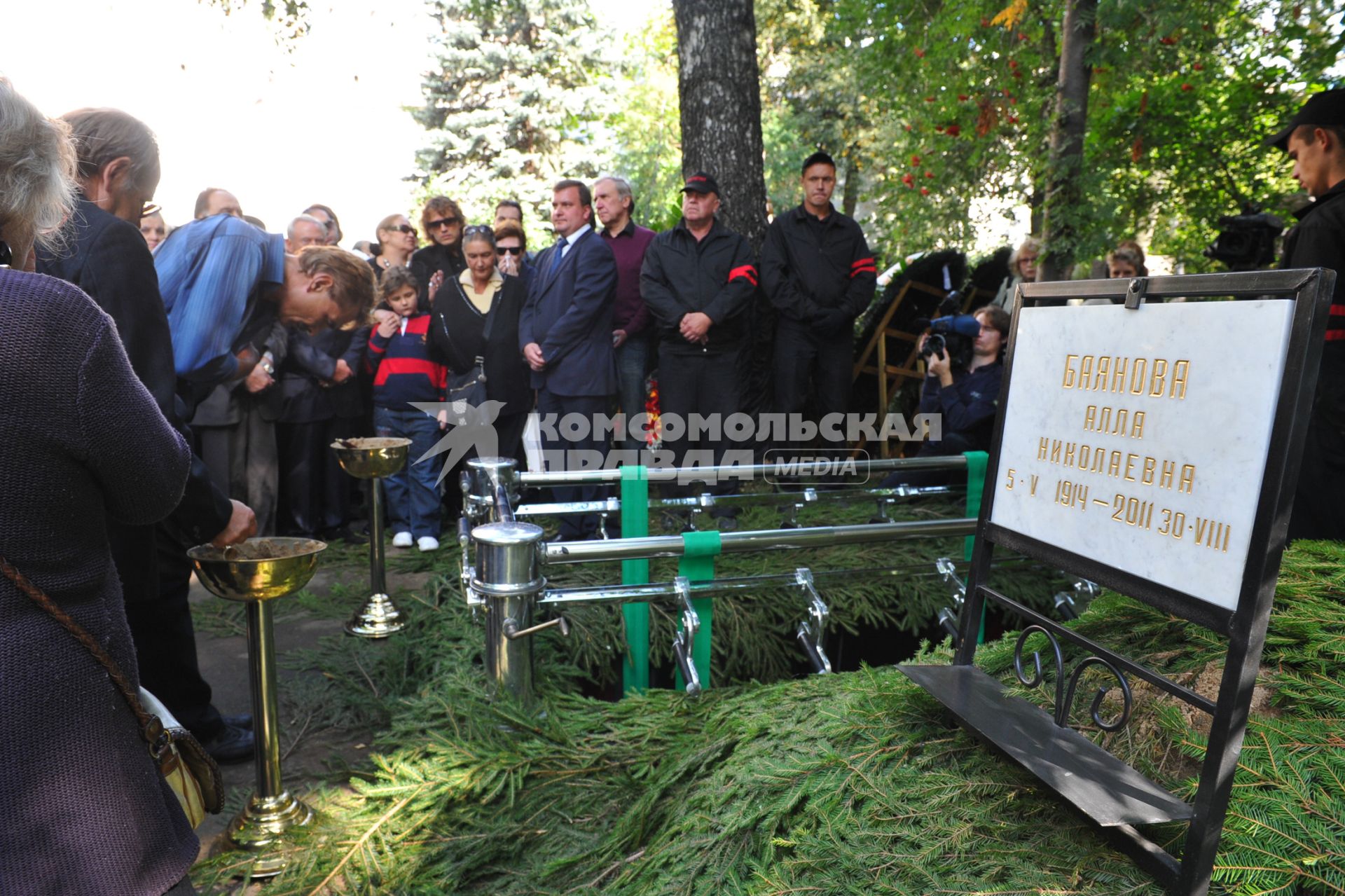 Родные и близкие во время церемонии прощания с певицей Аллой Баяновой на Новодевичьем кладбище. 2 сентября  2011 года.