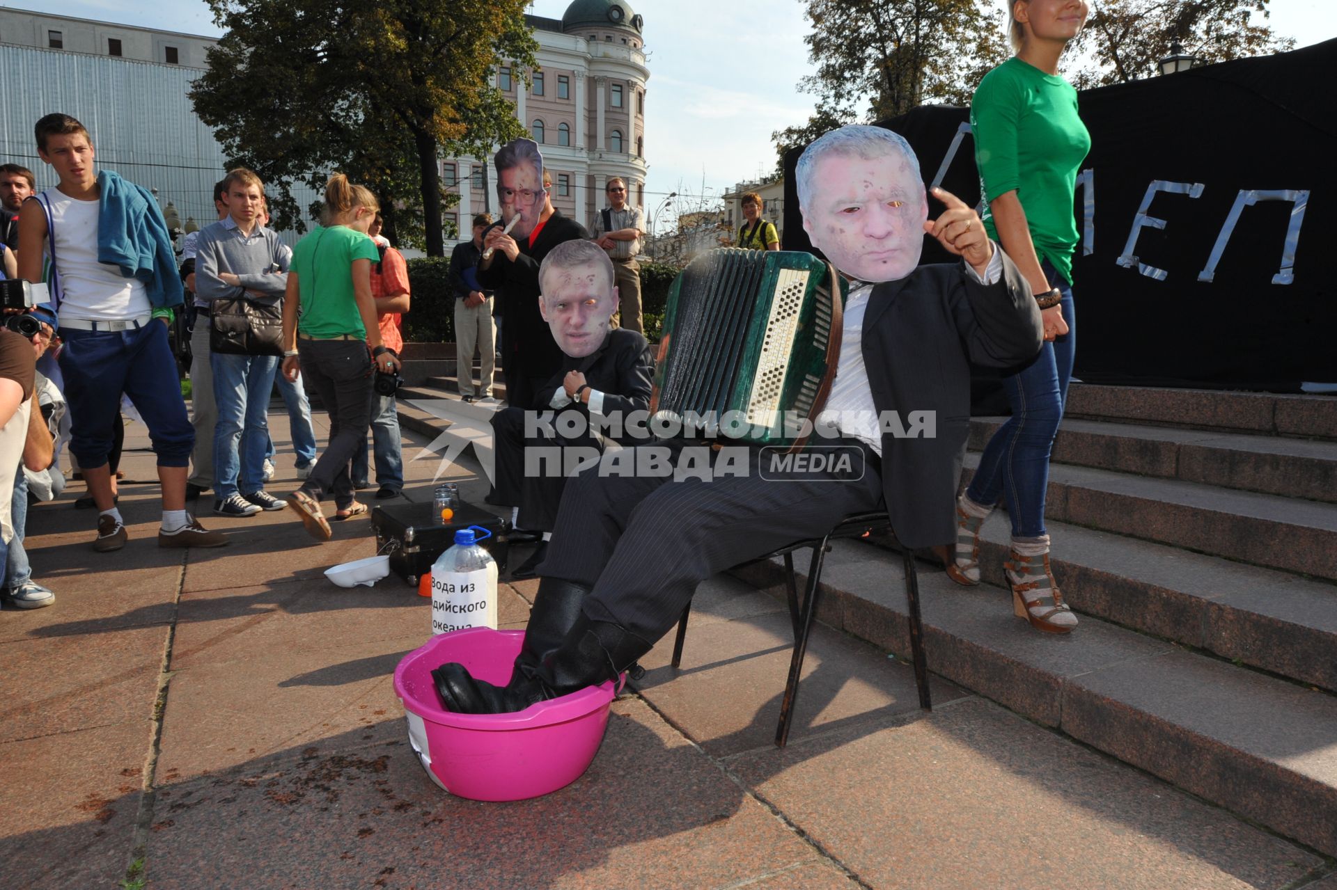 Пушкинская площадь. Акция против оппозиционных политиков, организованная движениями МЕСТНЫЕ и РОССИЯ МОЛОДАЯ.На снимке: участник акции в маске Жириновского. 31 августа 2011 года.