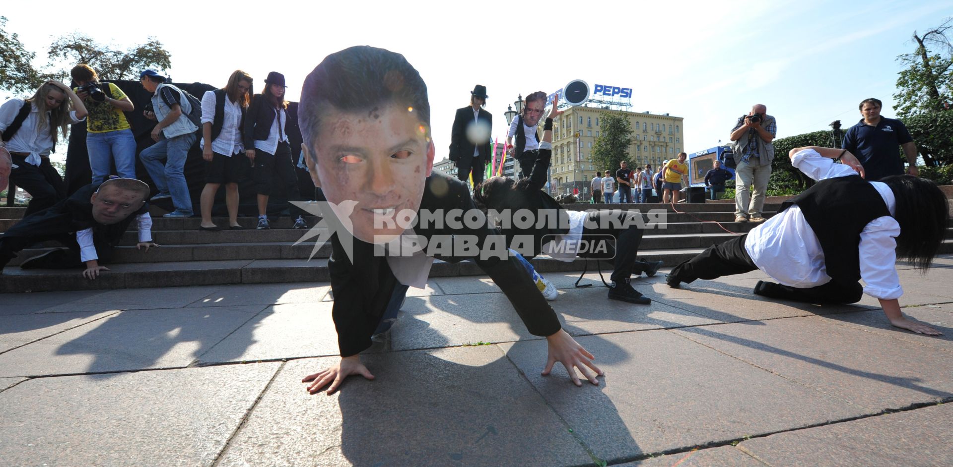 Пушкинская площадь. Акция против оппозиционных политиков, организованная движениями МЕСТНЫЕ и РОССИЯ МОЛОДАЯ. На снимке: участник акции в маске Немцова. 31 августа 2011 года.