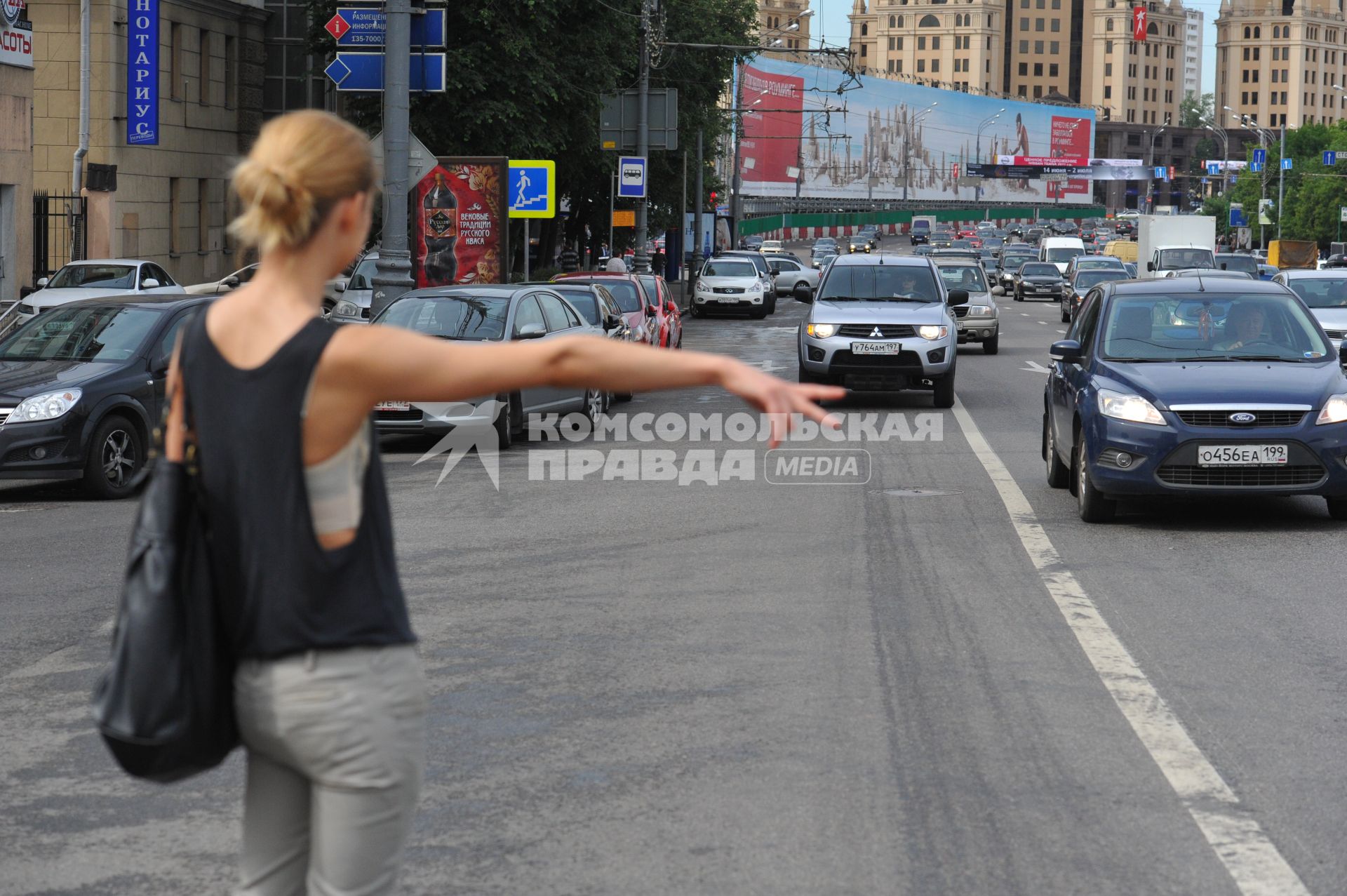 Девушка голосует на дороге.  21 июня  2011 года.