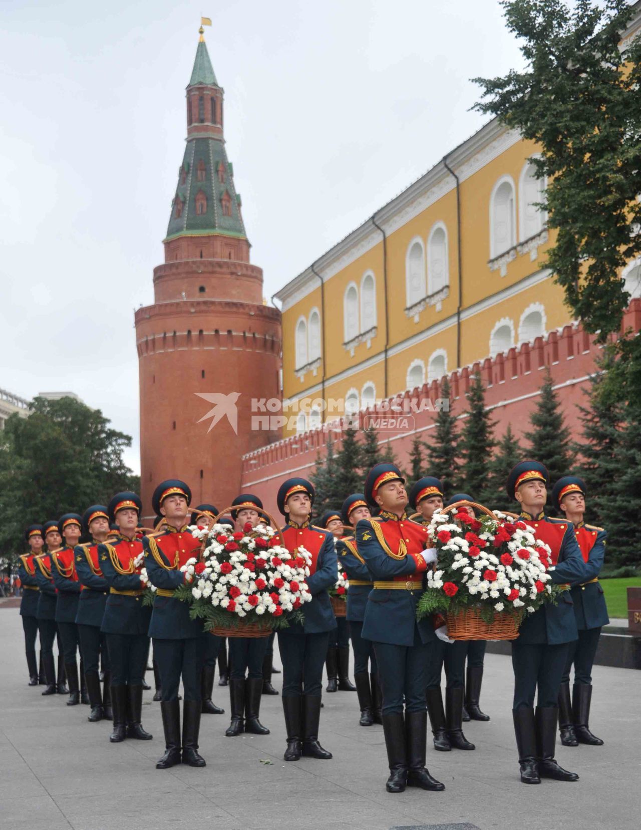 Во время торжественной церемонии возложения цветов к могиле Неизвестного солдата в Александровском саду.  4 сентября  2011 года.