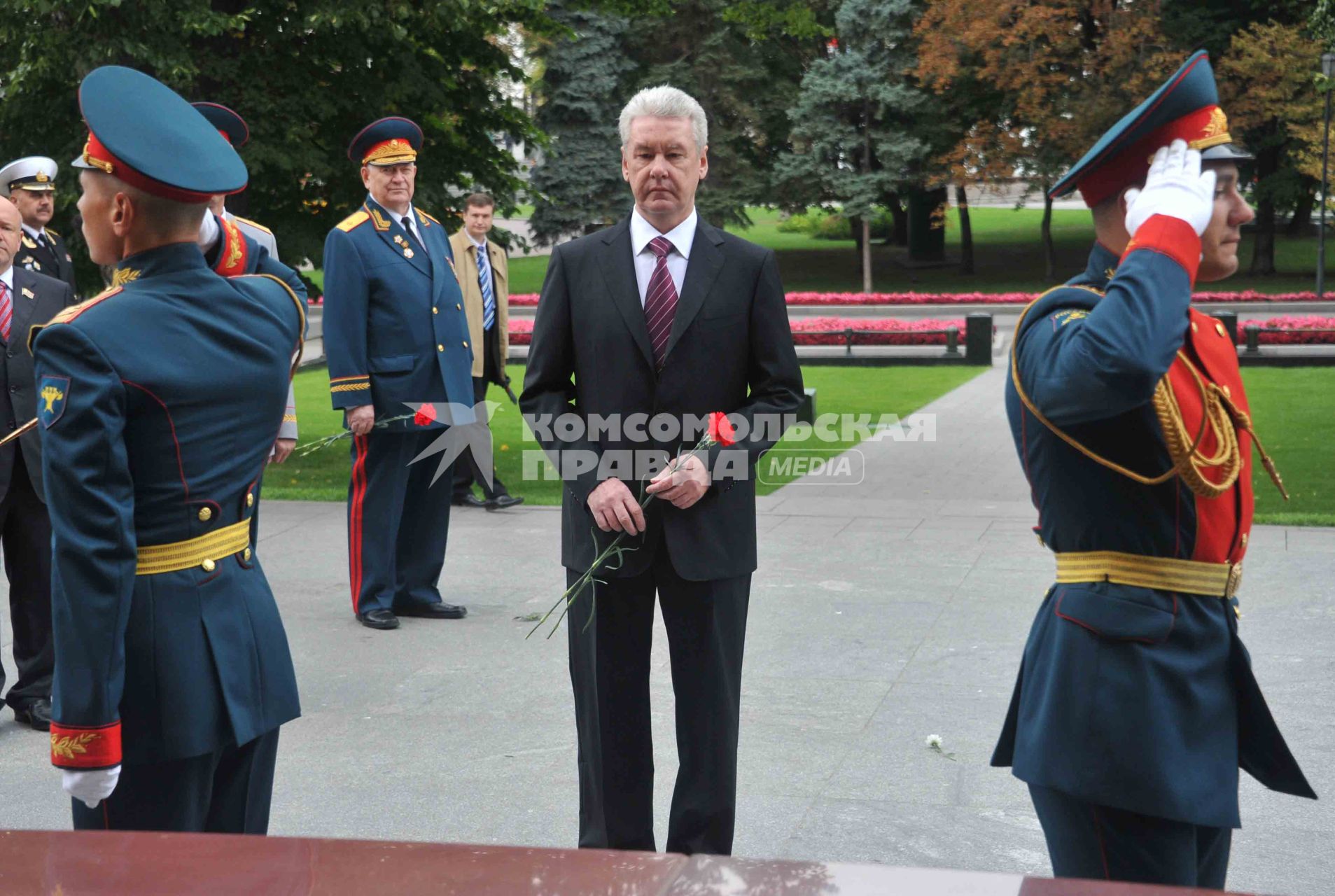 Мэр Москвы Сергей Собянин во время церемонии возложения цветов к могиле Неизвестного солдата в Александровском саду. 4 сентября  2011 года.