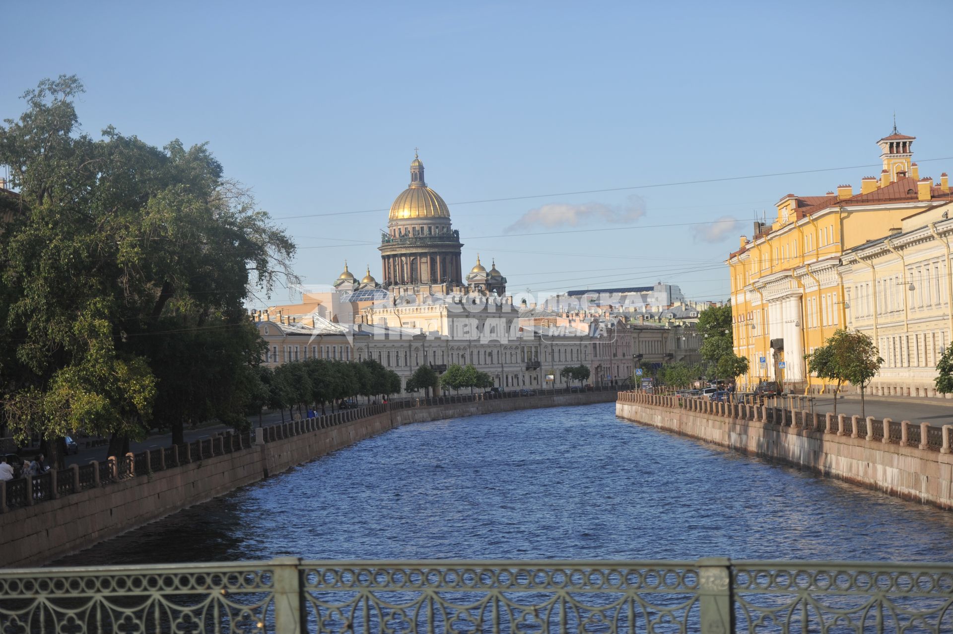 г. Санкт-Петербург. Исаакиевский собор. Река Нева.  21 июня 2011 года.