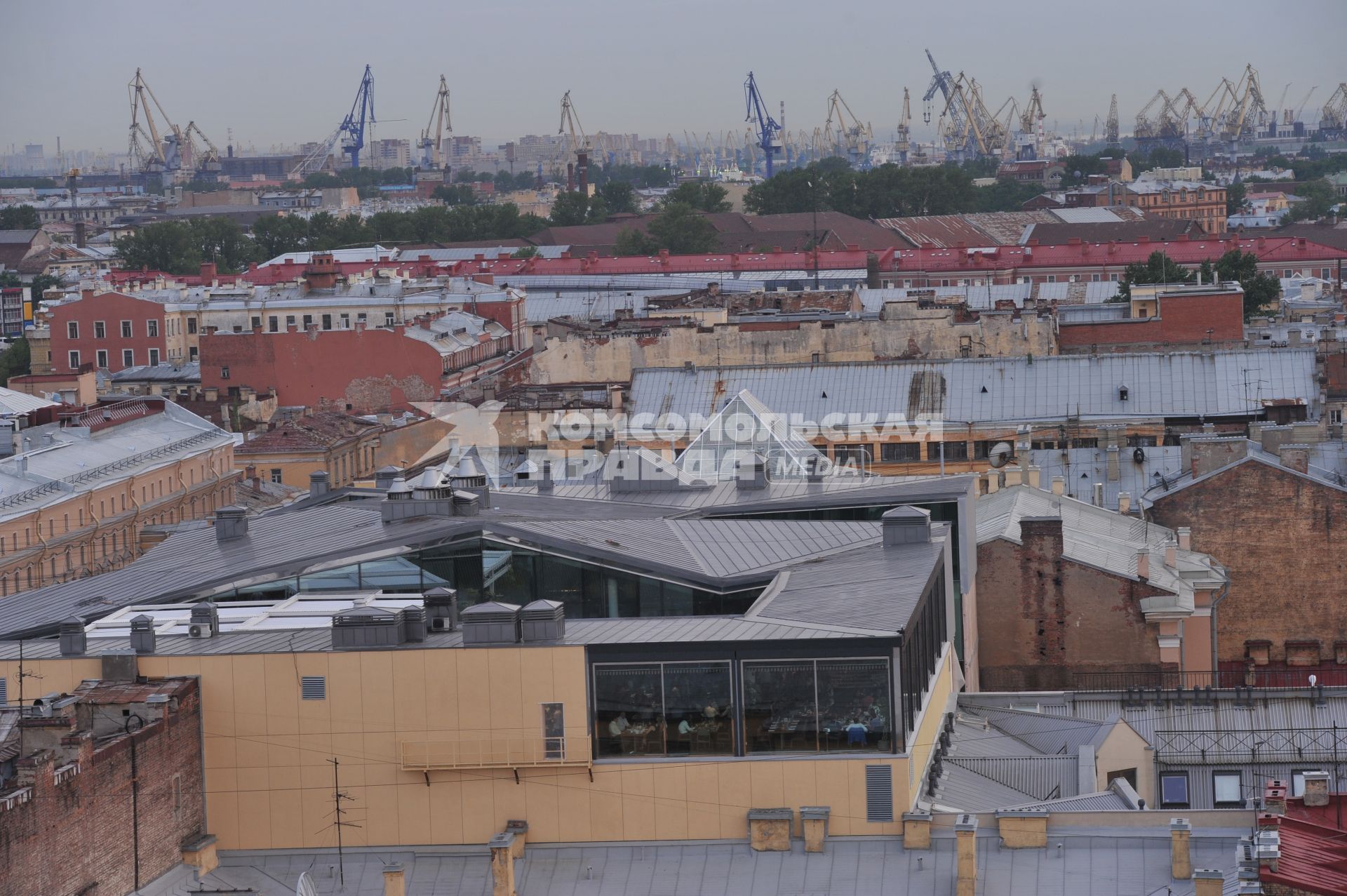 г. Санкт-Петербург. Вид города. Крыши домов.  21 июня 2011 года.