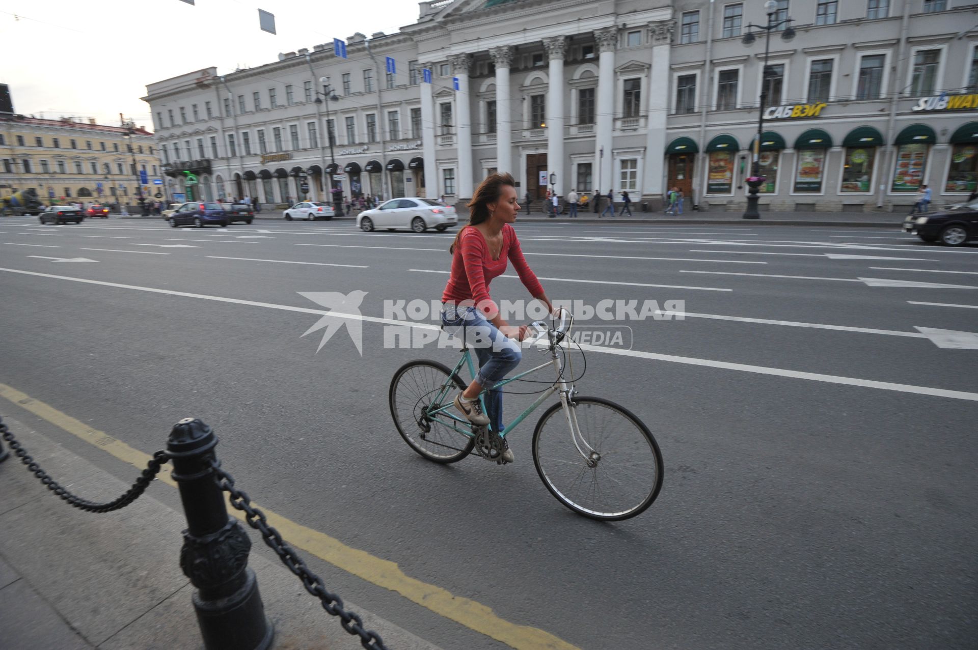 г. Санкт-Петербург. Девушка на велосипеде.  21 июня 2011 года.