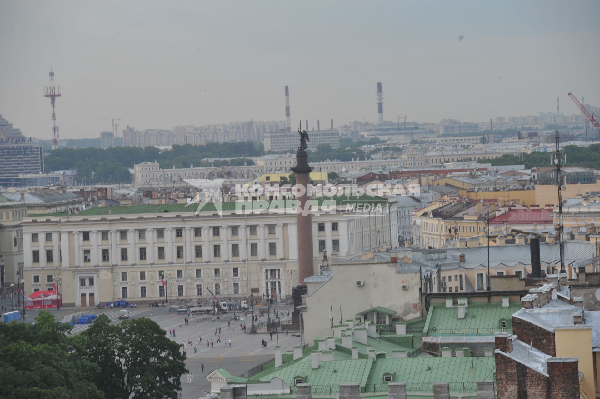 г. Санкт-Петербург. Вид города. Дворцовая площадь. Александрийская колона. 21 июня 2011 года.