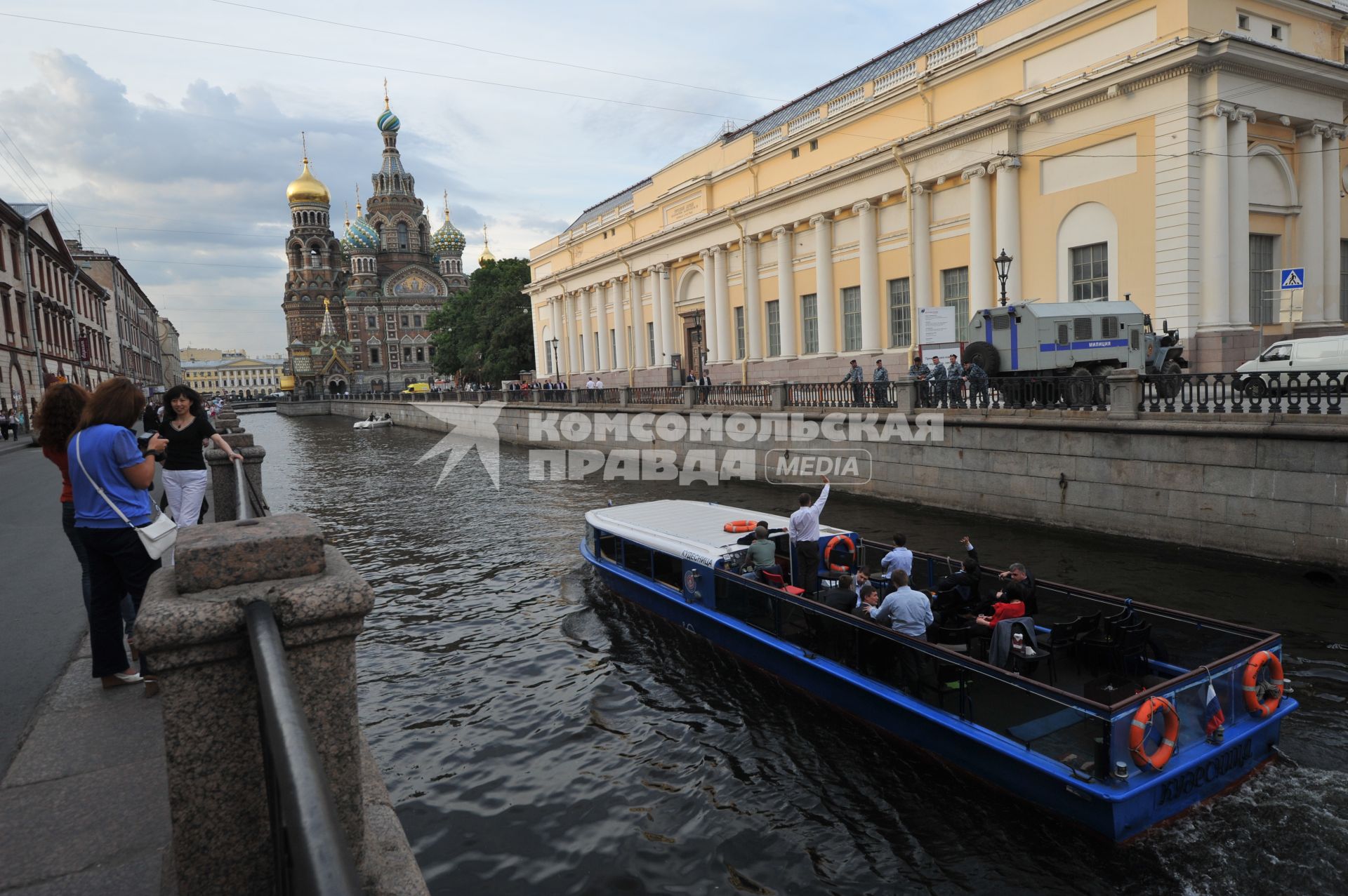 г. Санкт-Петербург. Достопримечательность Собор Спас-на-Крови расположен на берегу канала Грибоедова. Корабль, экскурсия. 21 июня 2011 года.