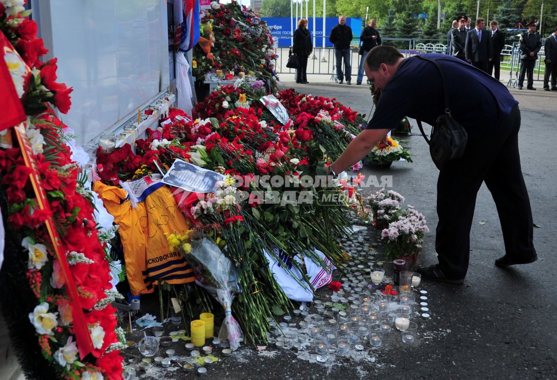 В результате авиакатастрофы пассажирского самолета Як-42 погибла команда ХК ЛОКОМОТИВ. На снимке: цветы у стадиона АРЕНА-2000. 8 сентября 2011 года.