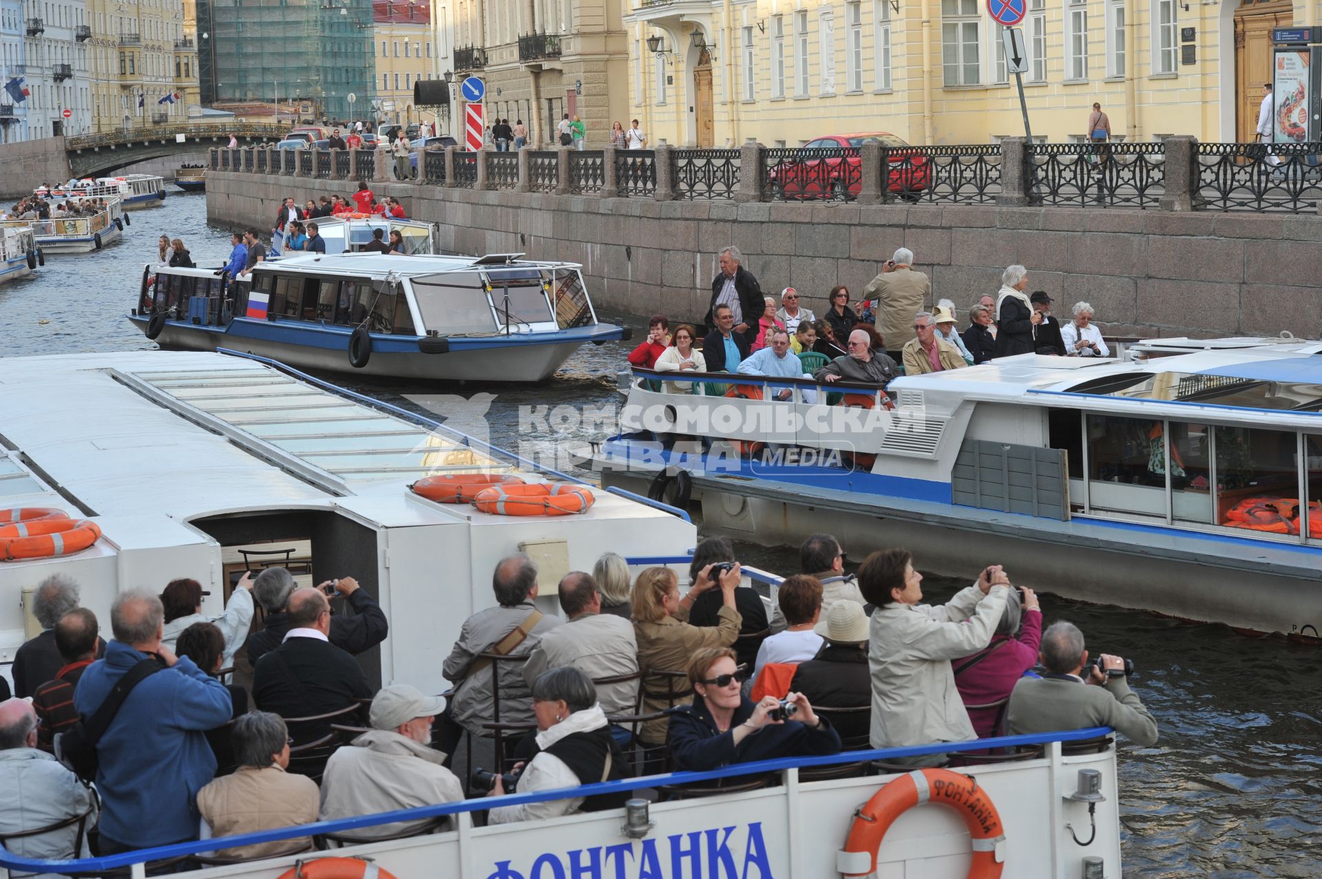 г. Санкт-Петербург. Достопримечательность канал Грибоедова, экскурсионные маршрутные корабли.  21 июня 2011 года.