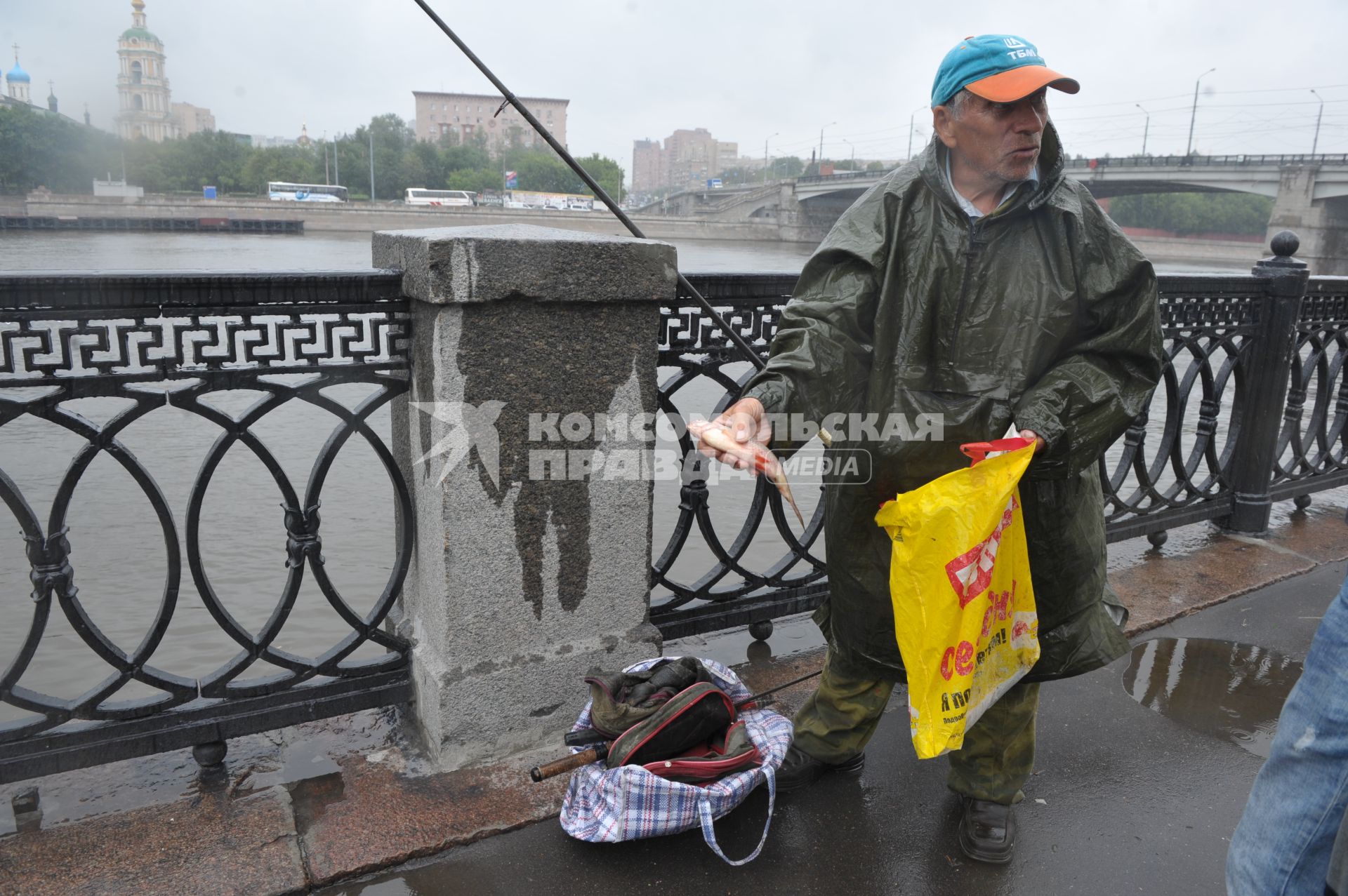 Рыбалка в дождь на Москве- реке, Москва, 05 июля 2011 года.