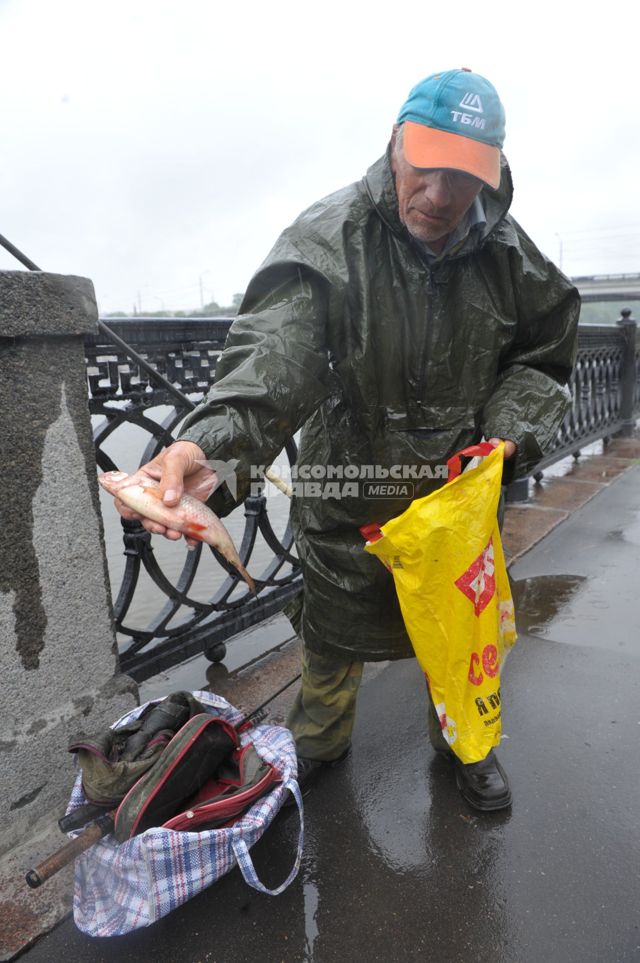 Рыбалка в дождь на Москве- реке, Москва, 05 июля 2011 года.