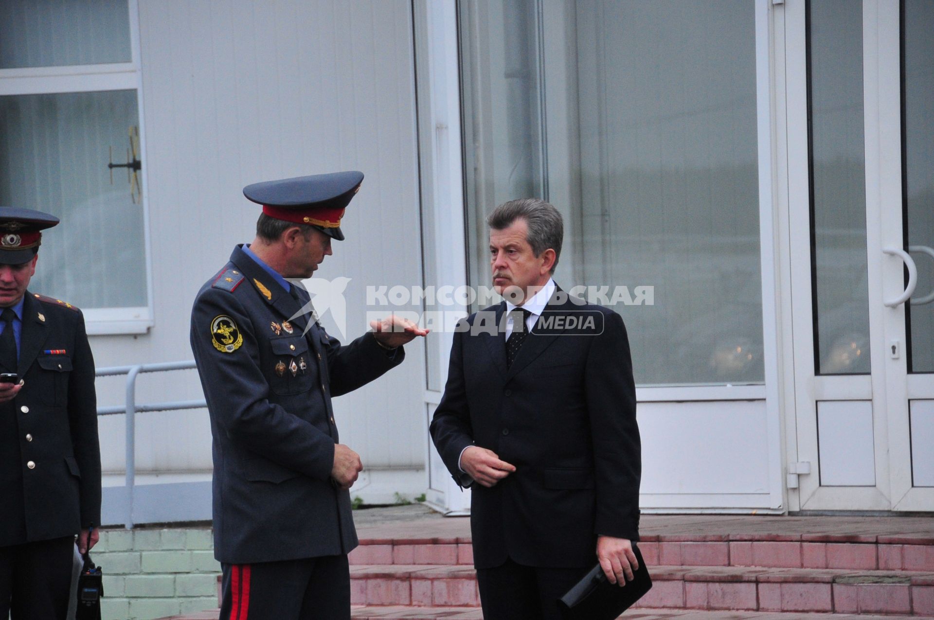 Губернатор Ярославской области Сергей Вахруков (справа) после пресс-конференции, посвященной крушению самолета Як-42. 8 сентября 2011 года.