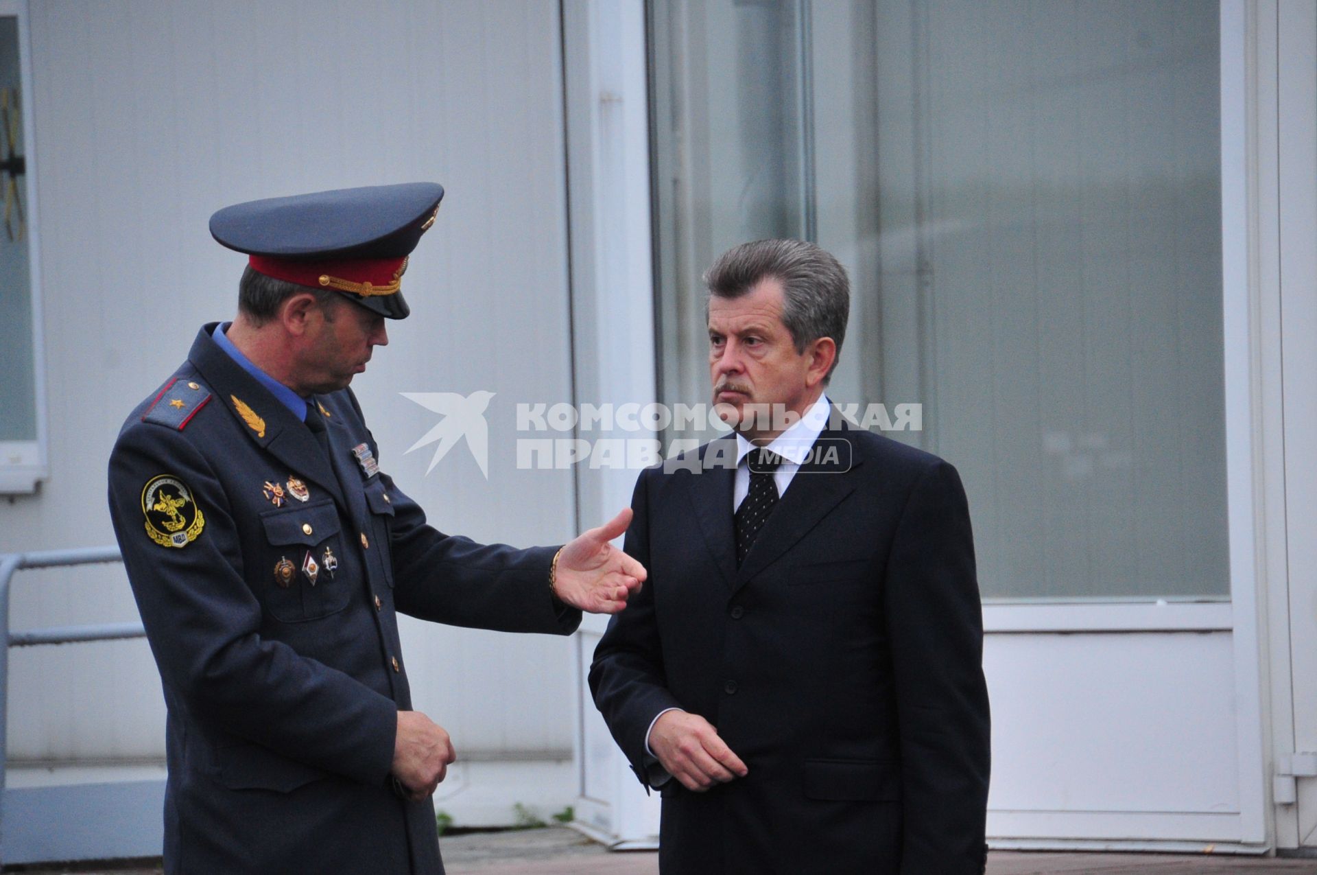 Губернатор Ярославской области Сергей Вахруков (справа) после пресс-конференции, посвященной крушению самолета Як-42. 8 сентября 2011 года.