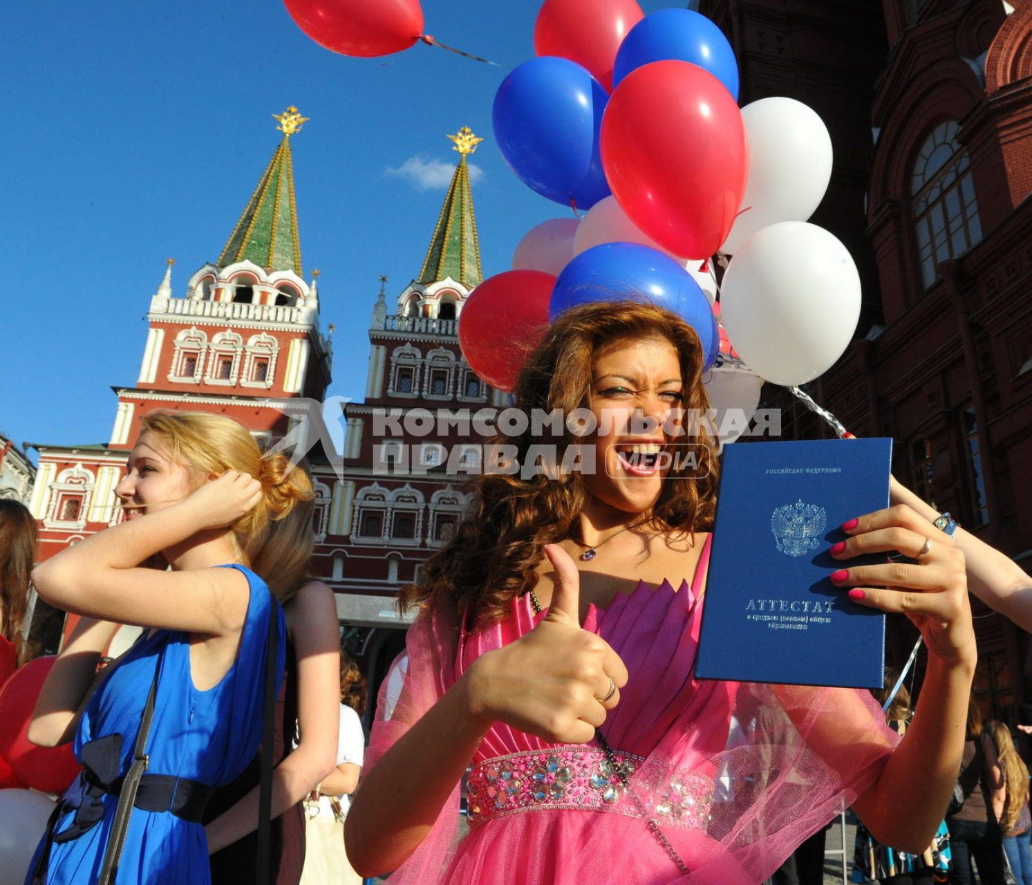 Москва. Выпускники. Аттестат. Воздушные шары.  23 июня 2011 года.