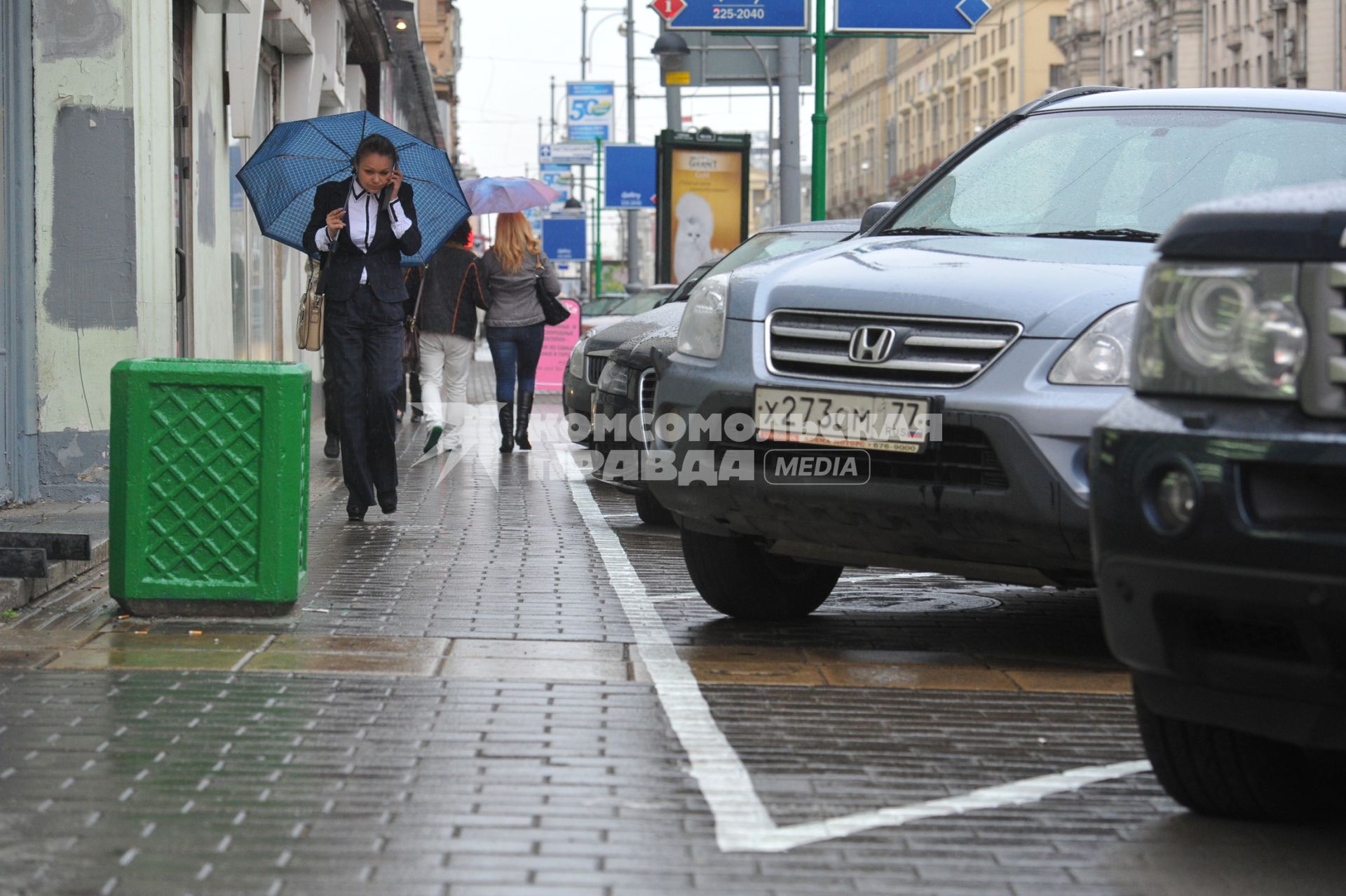 Парковочная разметка на тротуарной плитке. 8 сентября 2011 года.