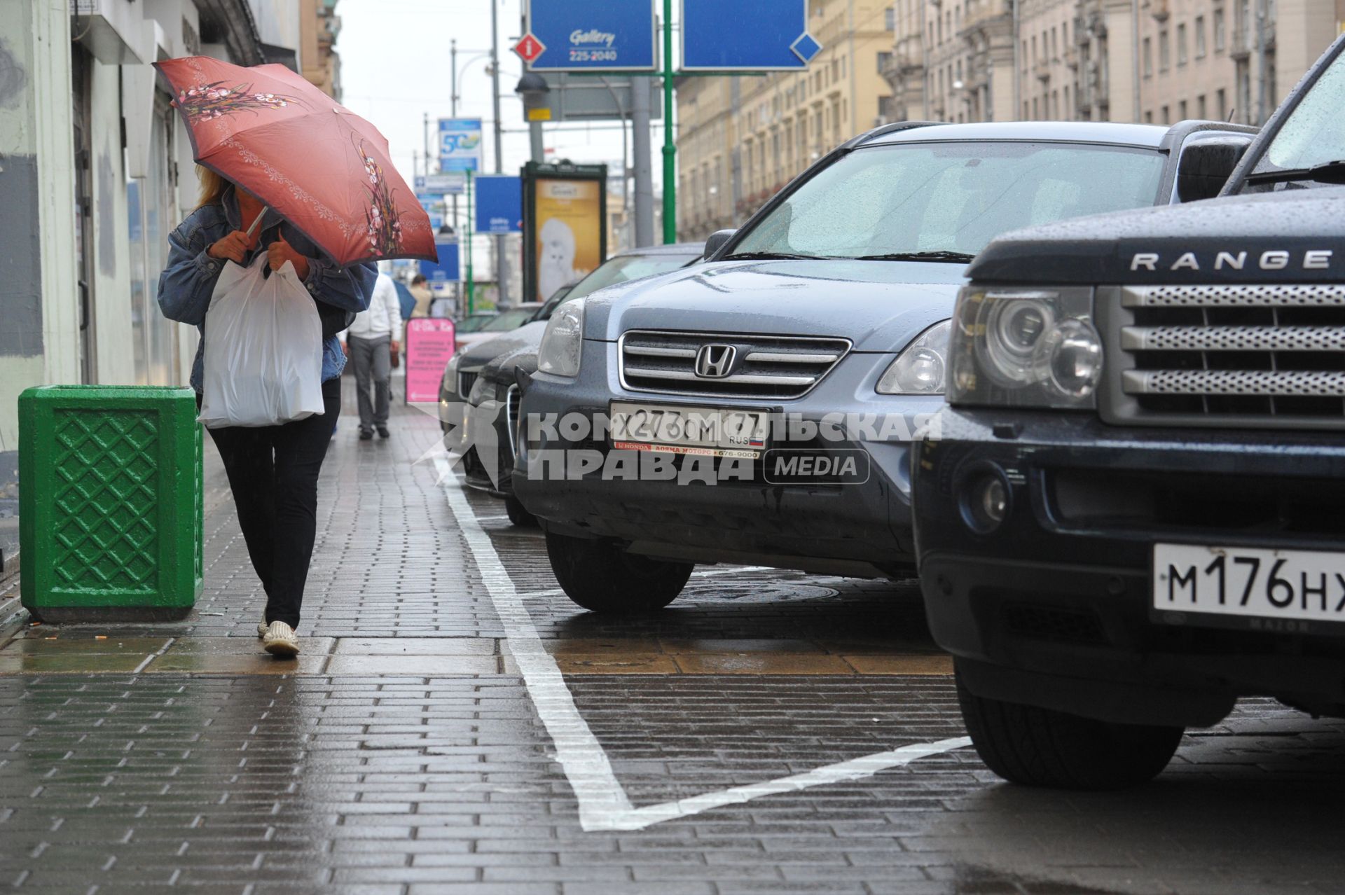 Парковочная разметка на тротуарной плитке. 8 сентября 2011 года.