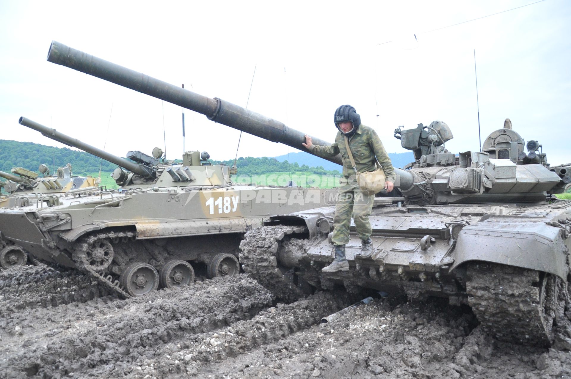 Учения. Армия. Военная подготовка. Боевая техника. Танк. Танкист.  Полигон. 22 июня 2011г.