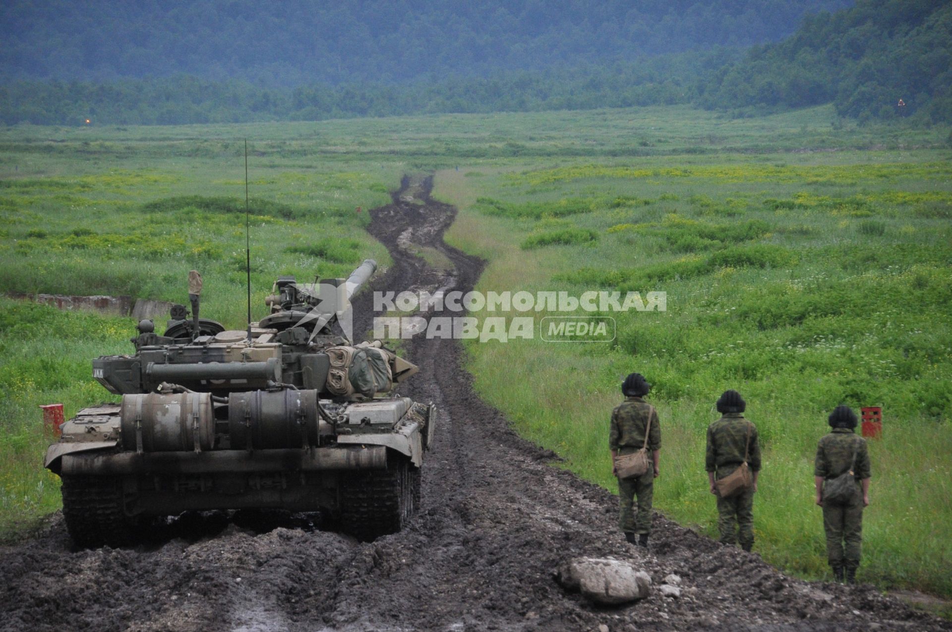 Учения. Армия. Военная подготовка. Боевая техника. Танк. Полигон.. 22 июня 2011г.