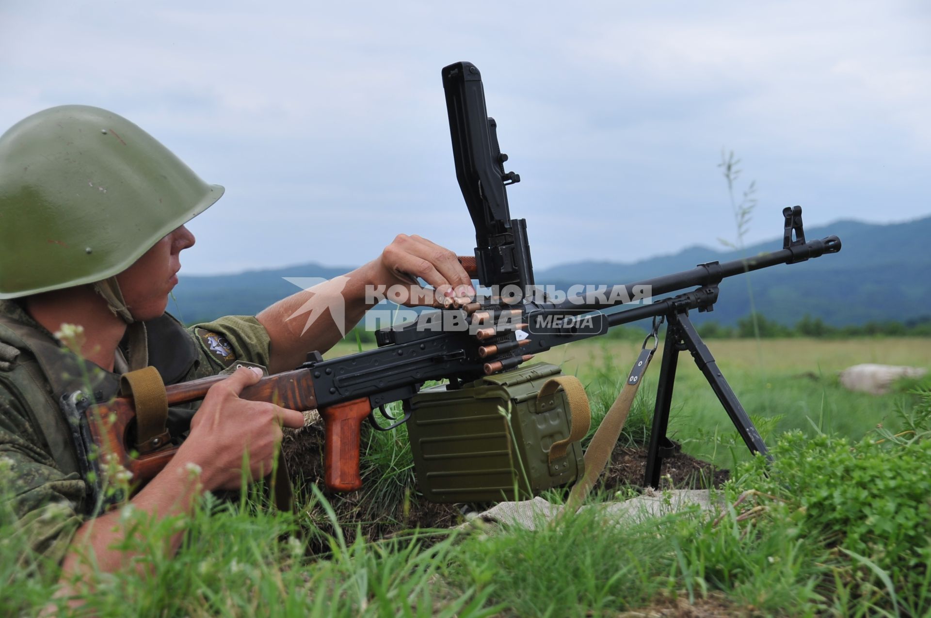 Учения. Армия. Военная подготовка. Полигон. Окоп. Оружие. Автомат. Патронташ. Солдат.  22 июня 2011г.