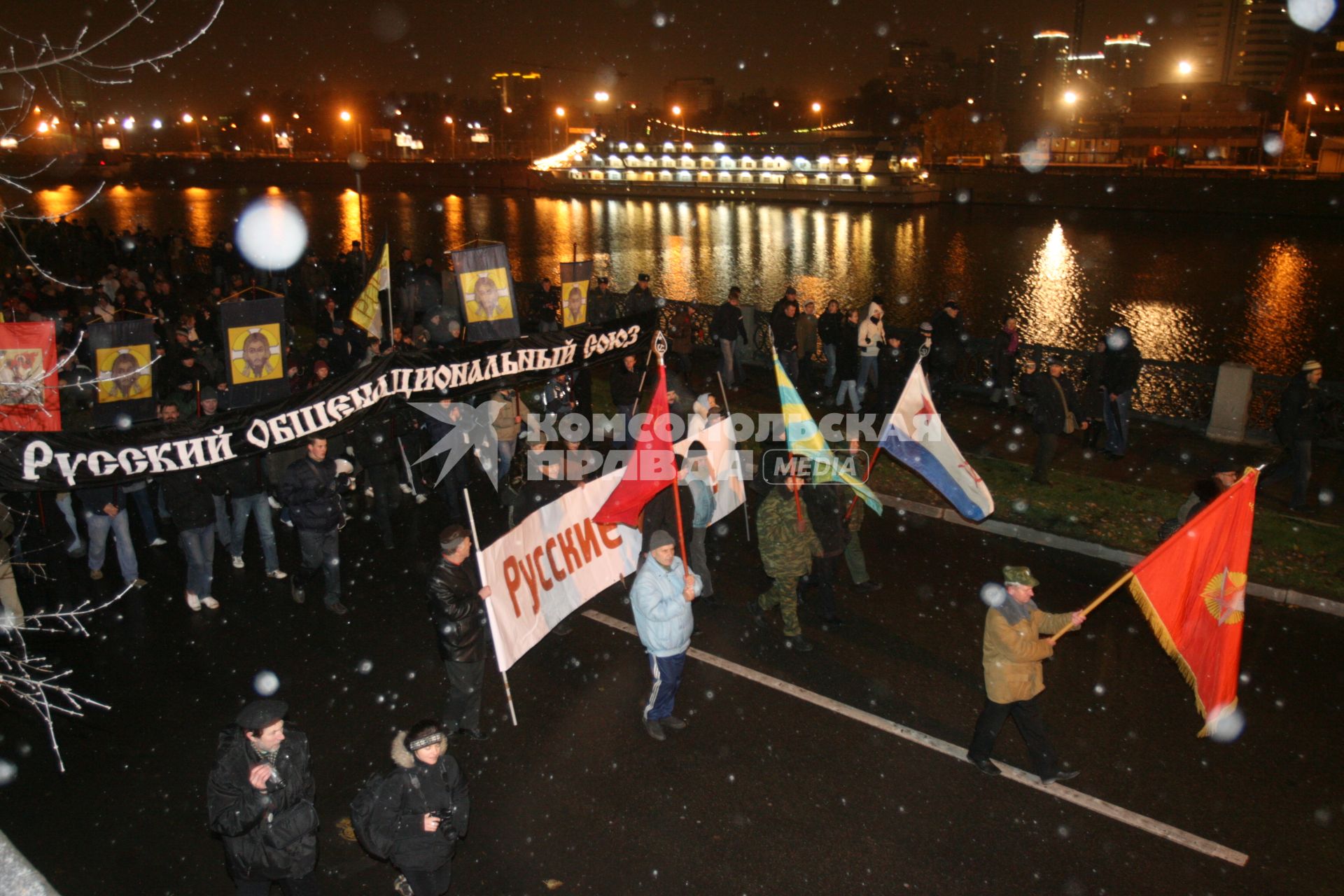 4 ноября 2007. Москва. Русский марш - шествие и митинг представителей русских националистических организаций и движений, состоявшийся в День народного единства на набережной Тараса Шевченко