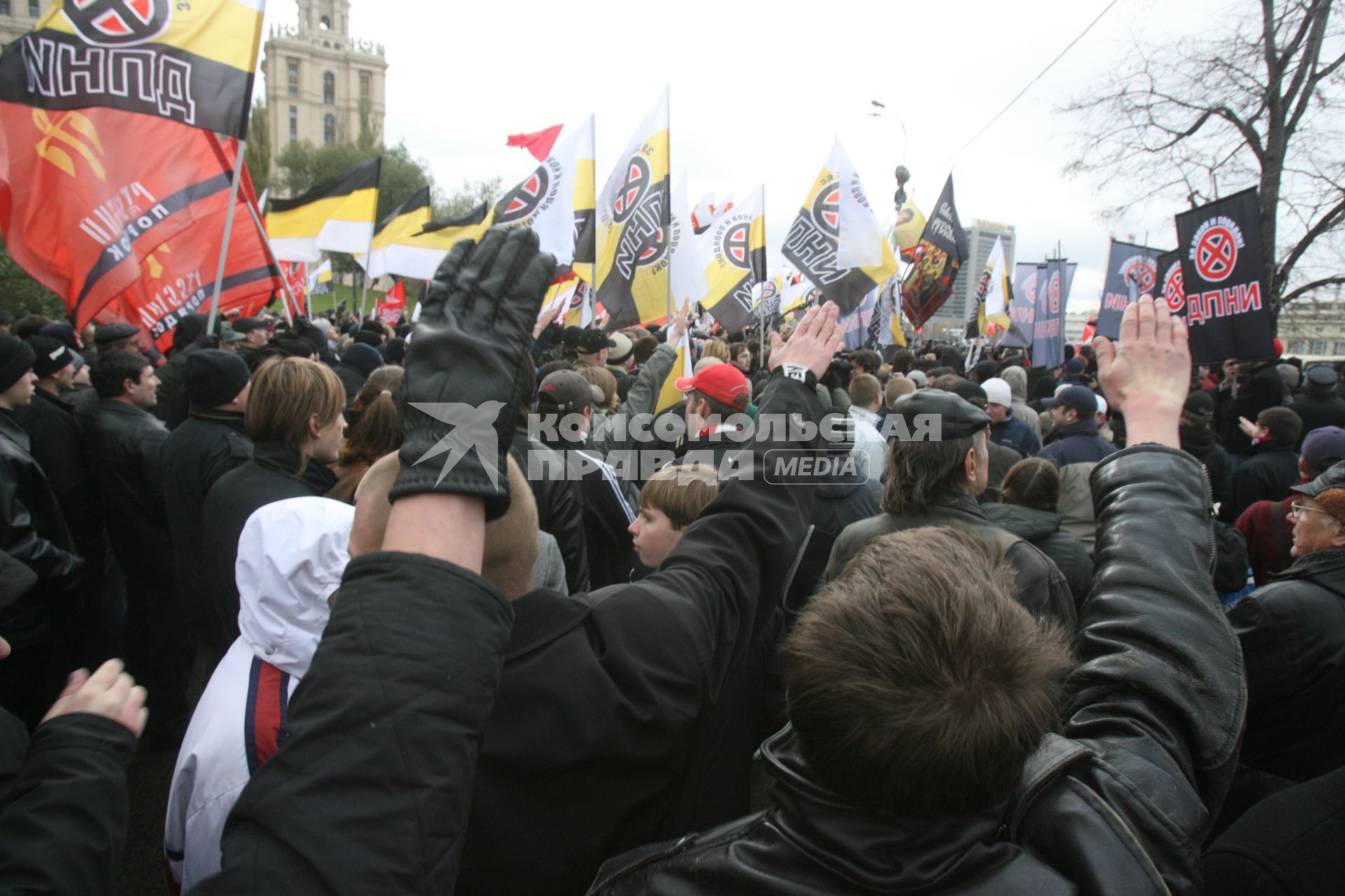 4 ноября 2007. Москва. Русский марш - шествие и митинг представителей русских националистических организаций и движений, состоявшийся в День народного единства на набережной Тараса Шевченко