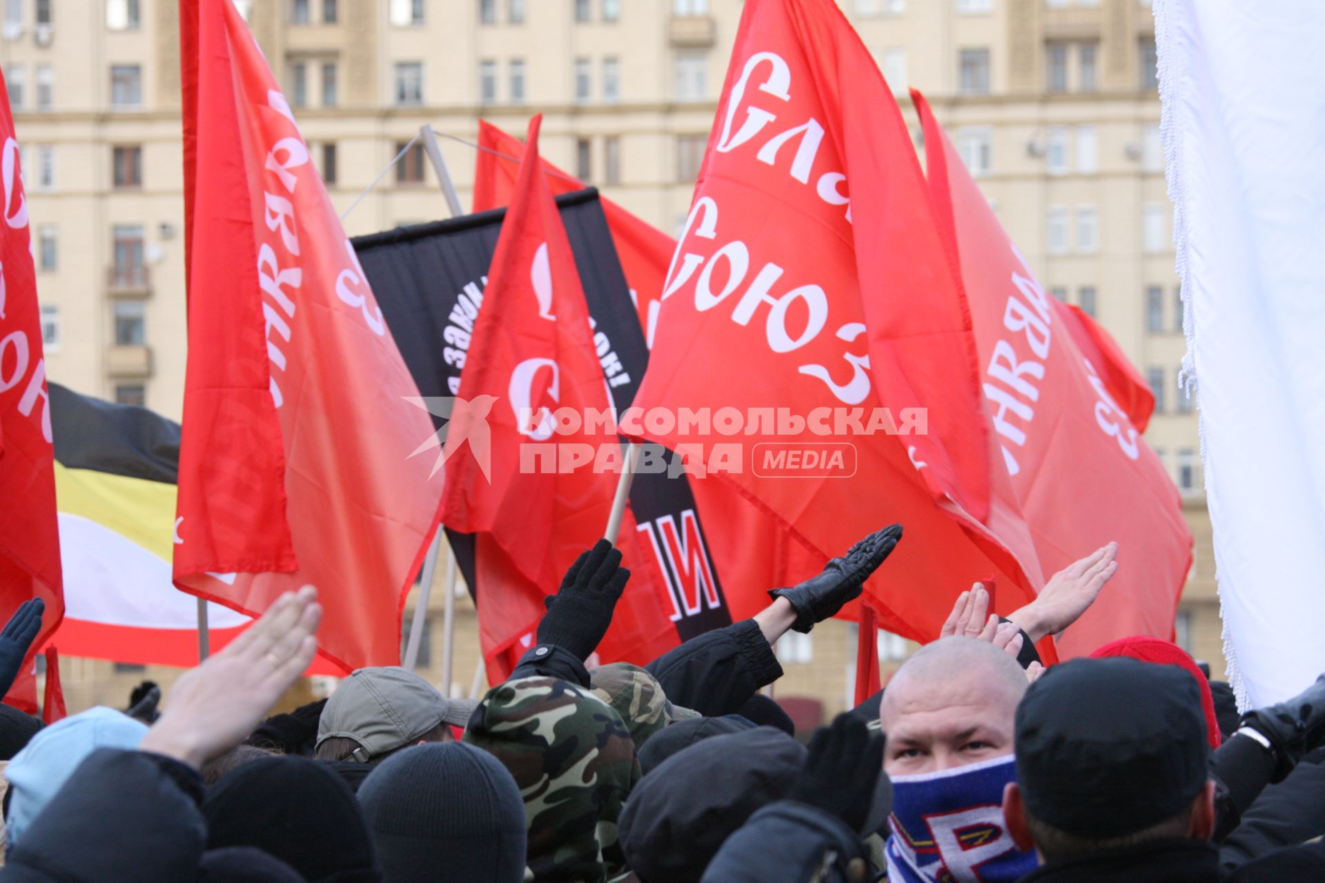 4 ноября 2007. Москва. Русский марш - шествие и митинг представителей русских националистических организаций и движений, состоявшийся в День народного единства на набережной Тараса Шевченко