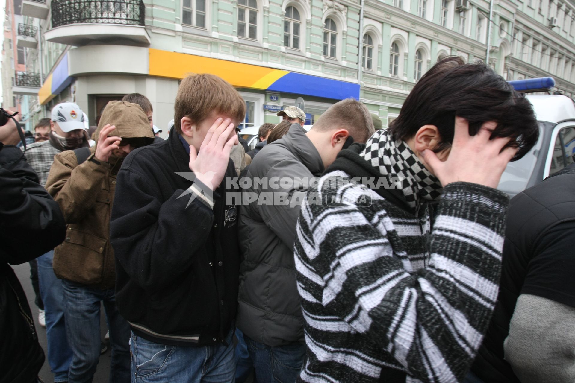 4 ноября 2008. Москва. Русский марш - шествие и митинг представителей русских националистических организаций и движений, состоявшийся в День народного единства. Задержание участников марша на Арбате.