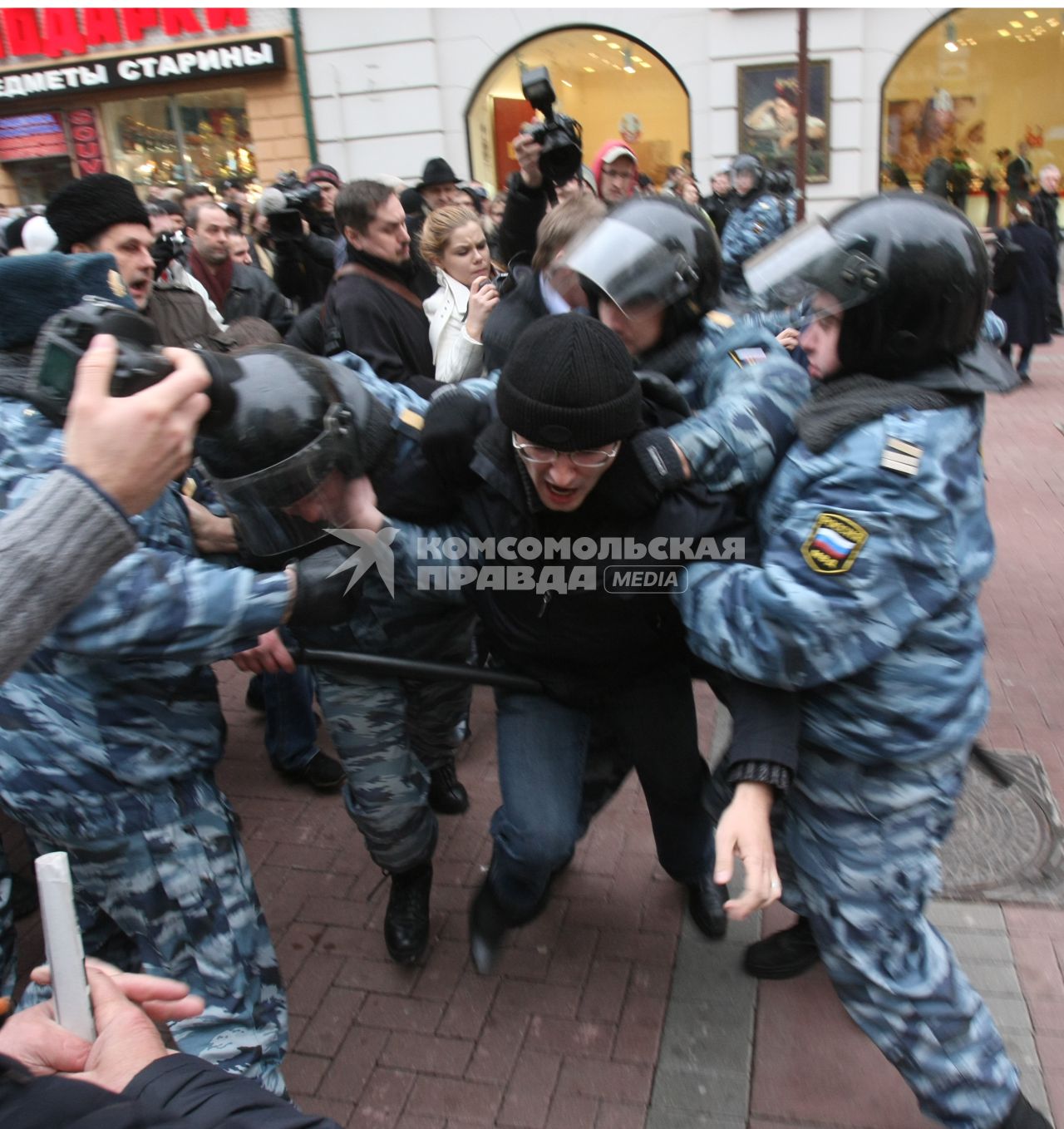 4 ноября 2008. Москва. Русский марш - шествие и митинг представителей русских националистических организаций и движений, состоявшийся в День народного единства. Задержание участников марша на Арбате.