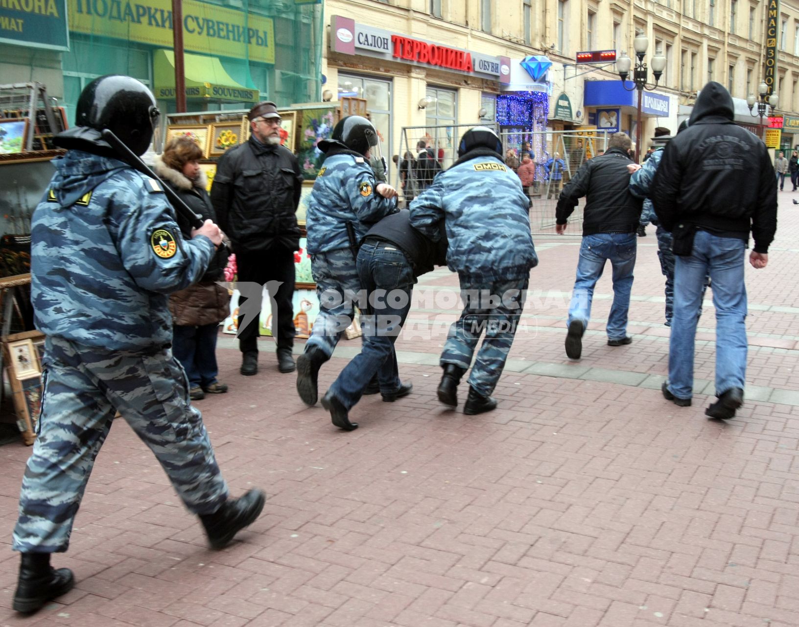 4 ноября 2008. Москва. Русский марш - шествие и митинг представителей русских националистических организаций и движений, состоявшийся в День народного единства. Задержание участников марша на Арбате.