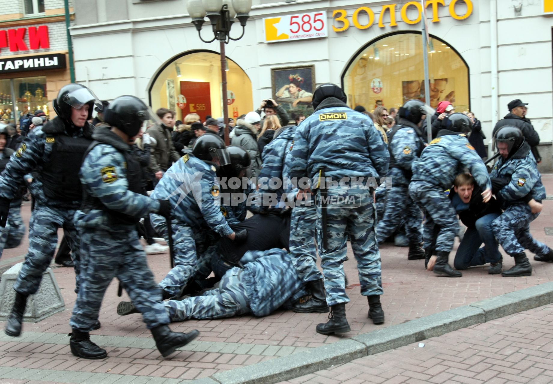 4 ноября 2008. Москва. Русский марш - шествие и митинг представителей русских националистических организаций и движений, состоявшийся в День народного единства. Задержание участников марша на Арбате.