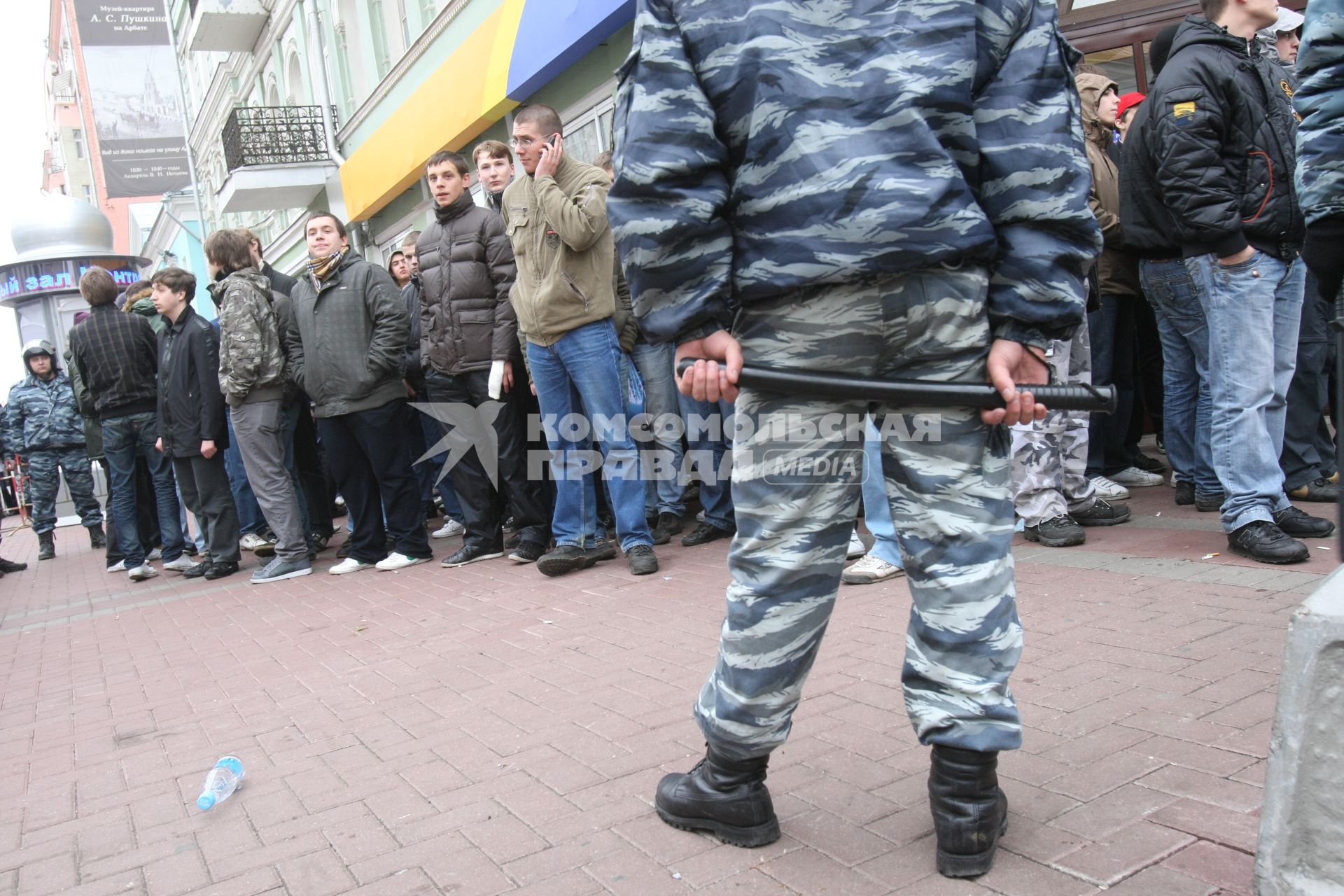 4 ноября 2008. Москва. Русский марш - шествие и митинг представителей русских националистических организаций и движений, состоявшийся в День народного единства. Задержание участников марша на Арбате.