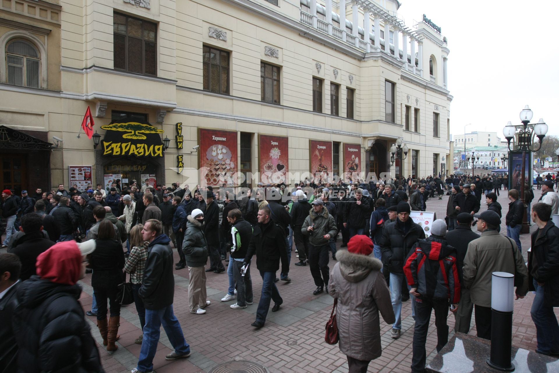 4 ноября 2008. Москва. Русский марш - шествие и митинг представителей русских националистических организаций и движений, состоявшийся в День народного единства. Задержание участников марша на Арбате.