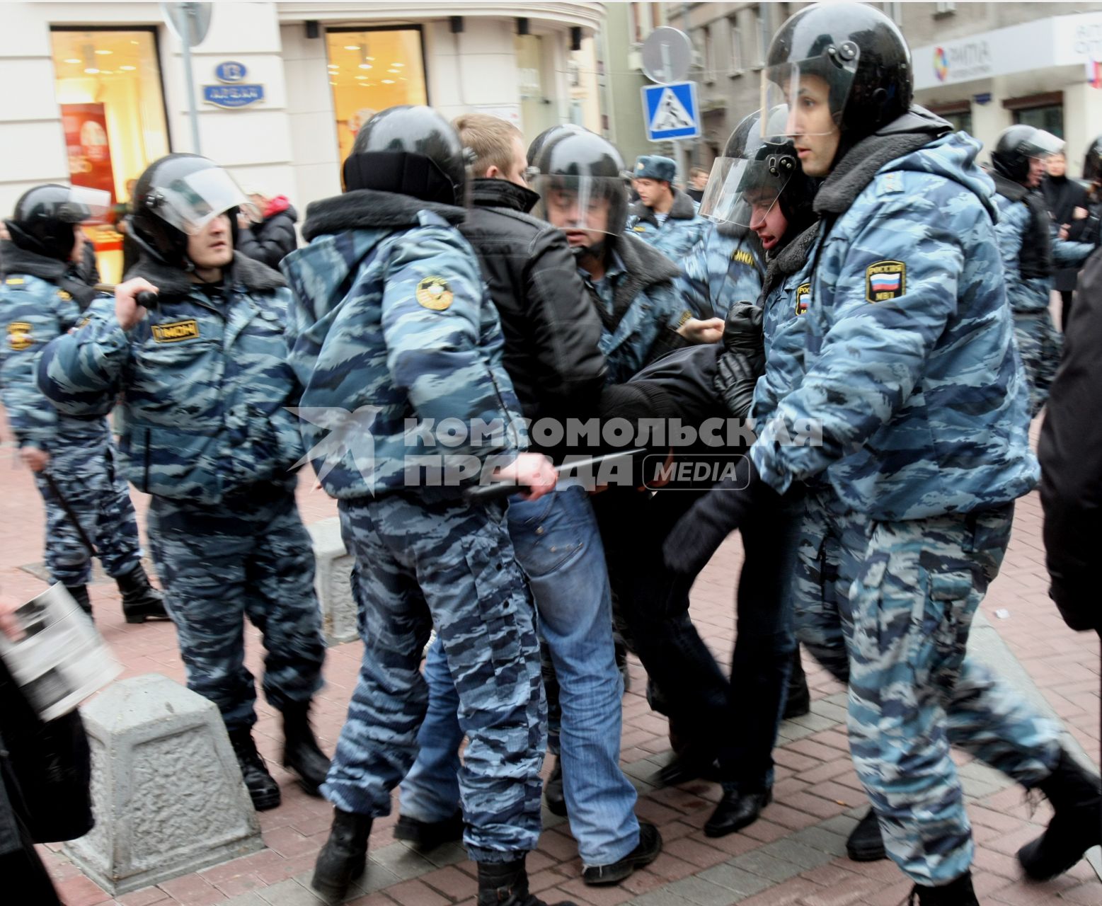 4 ноября 2008. Москва. Русский марш - шествие и митинг представителей русских националистических организаций и движений, состоявшийся в День народного единства. Задержание участников марша на Арбате.