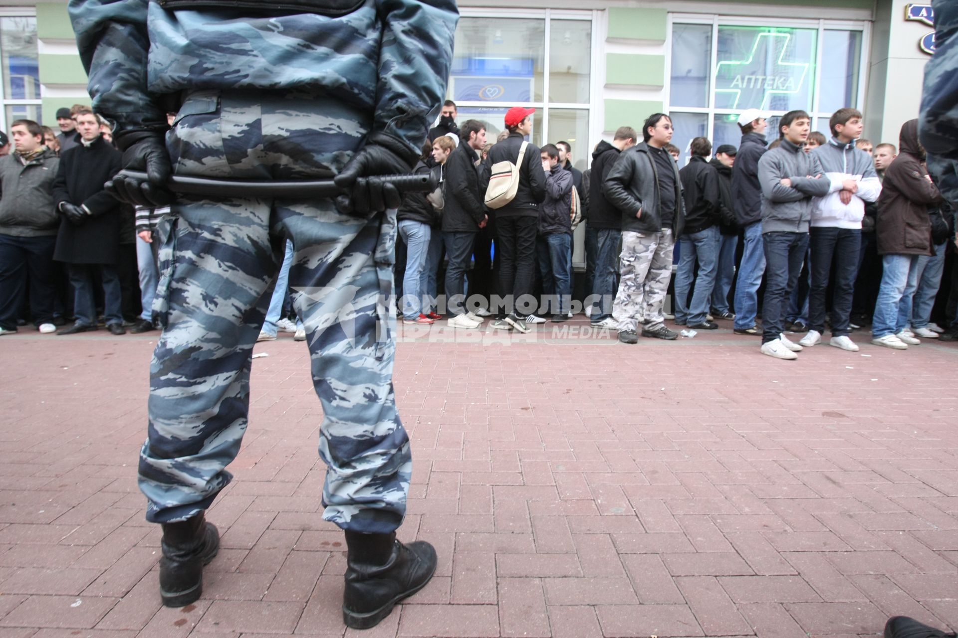 4 ноября 2008. Москва. Русский марш - шествие и митинг представителей русских националистических организаций и движений, состоявшийся в День народного единства. Задержание участников марша на Арбате.