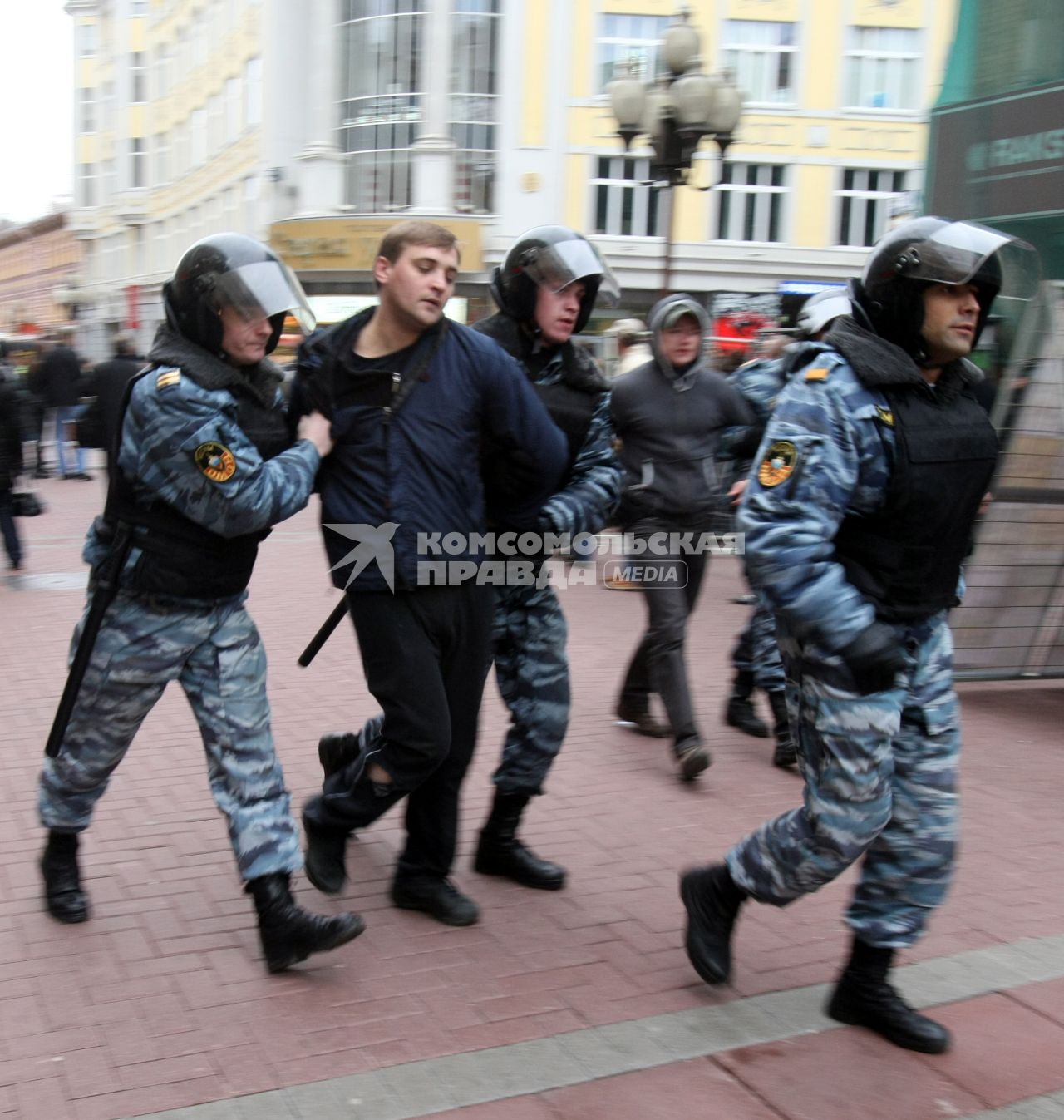 4 ноября 2008. Москва. Русский марш - шествие и митинг представителей русских националистических организаций и движений, состоявшийся в День народного единства. Задержание участников марша на Арбате.