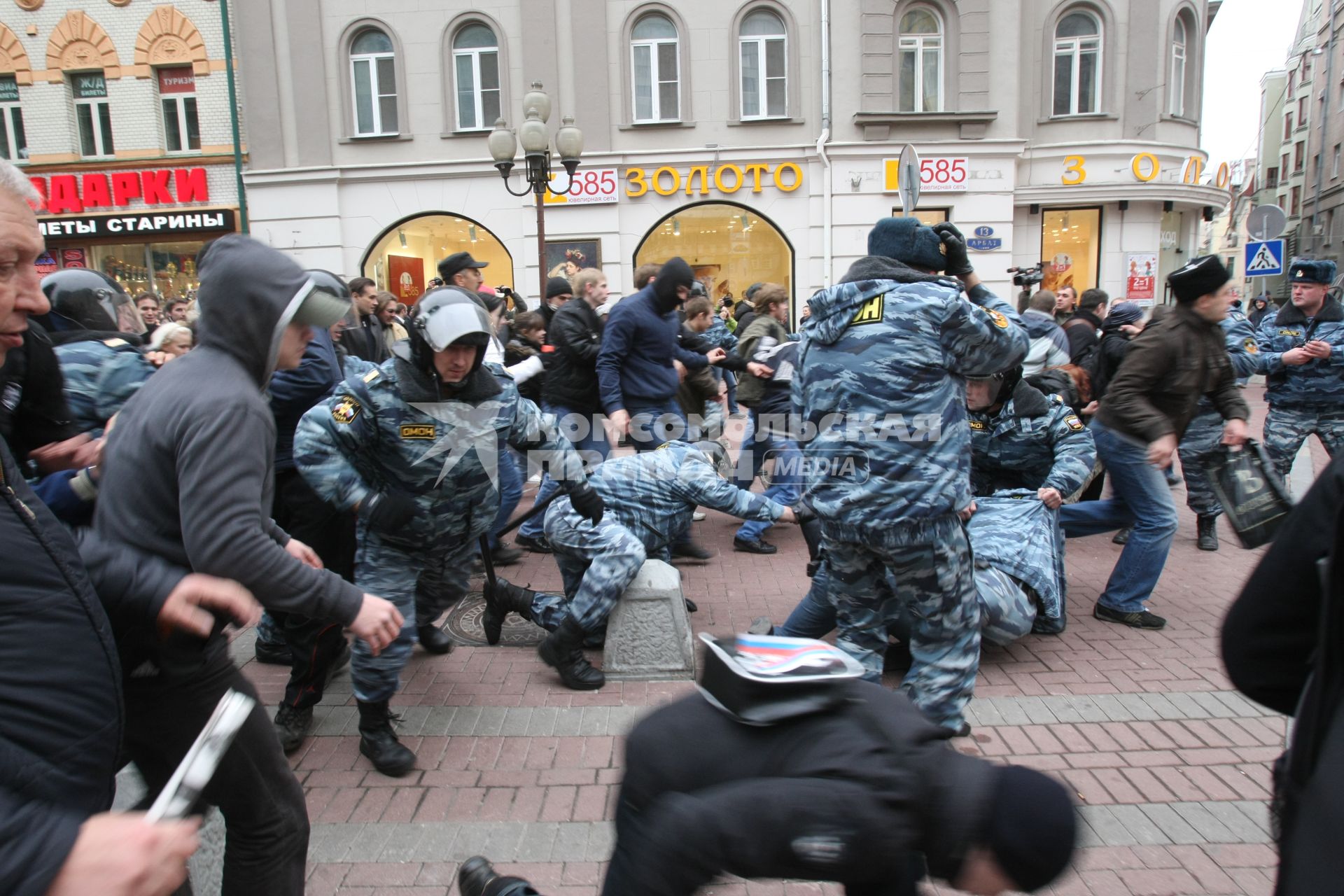 4 ноября 2008. Москва. Русский марш - шествие и митинг представителей русских националистических организаций и движений, состоявшийся в День народного единства. Задержание участников марша на Арбате.