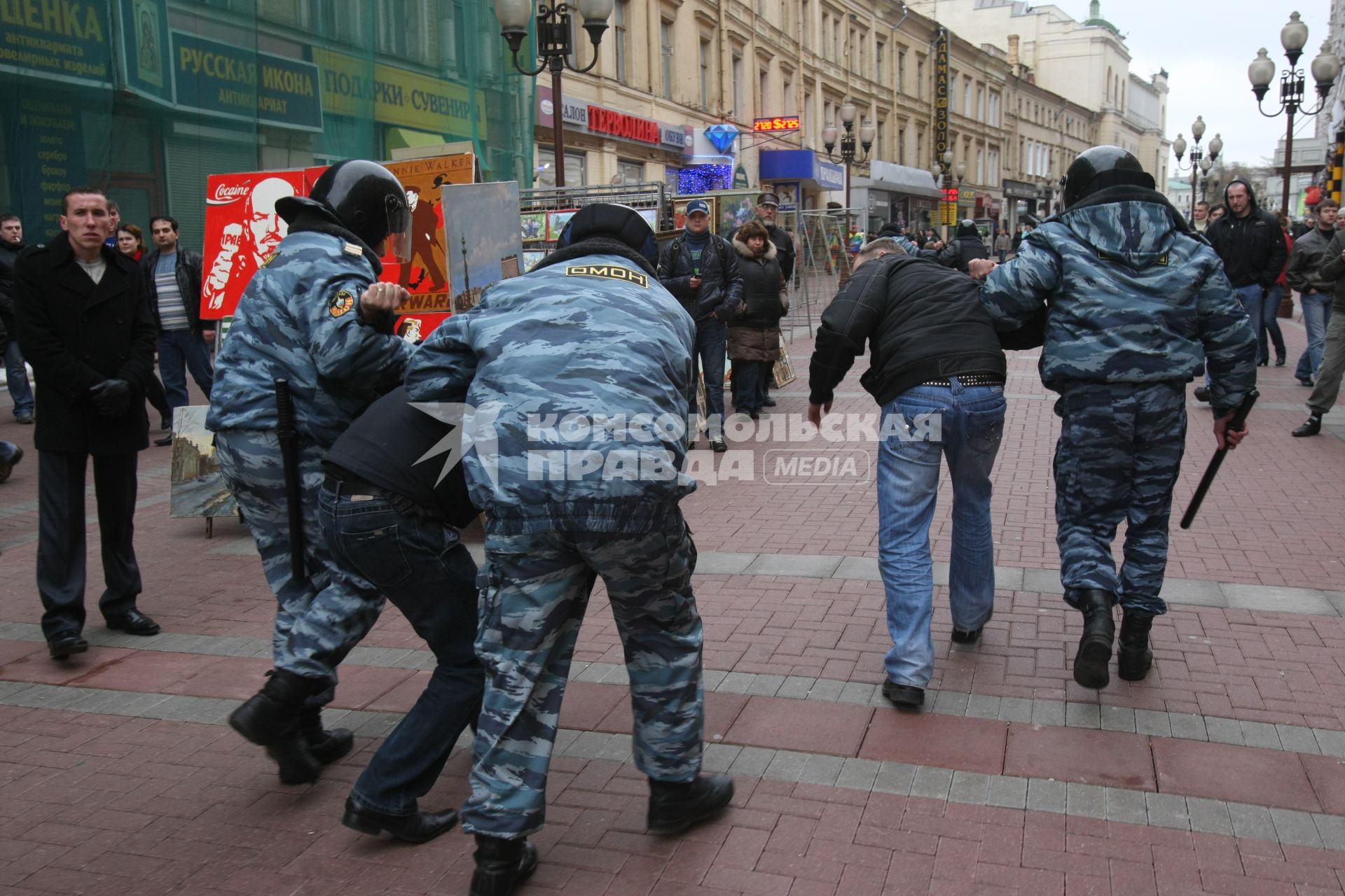 4 ноября 2008. Москва. Русский марш - шествие и митинг представителей русских националистических организаций и движений, состоявшийся в День народного единства. Задержание участников марша на Арбате.