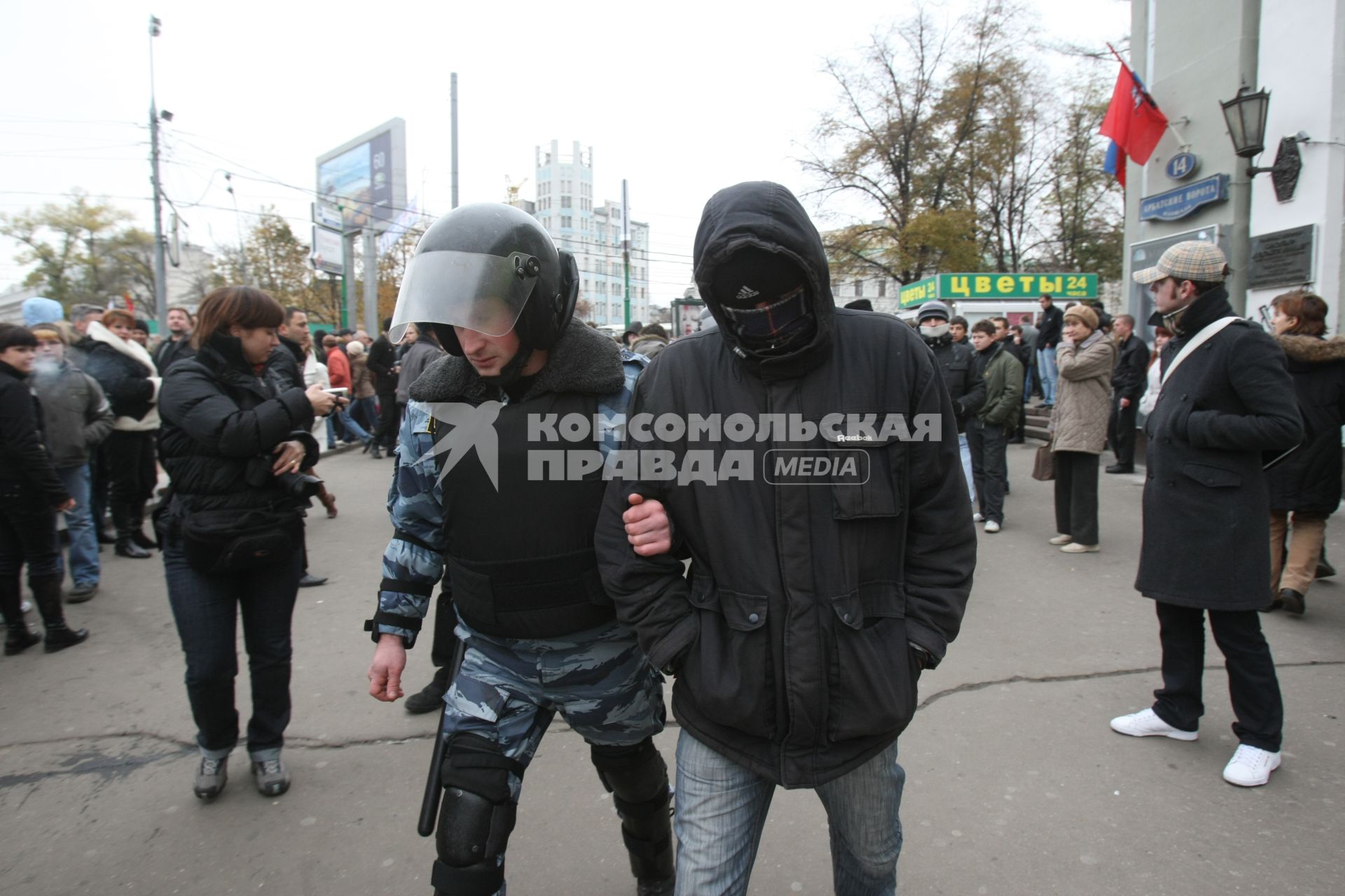 4 ноября 2008. Москва. Русский марш - шествие и митинг представителей русских националистических организаций и движений, состоявшийся в День народного единства. Задержание участников марша у кинотеатра Художественный.