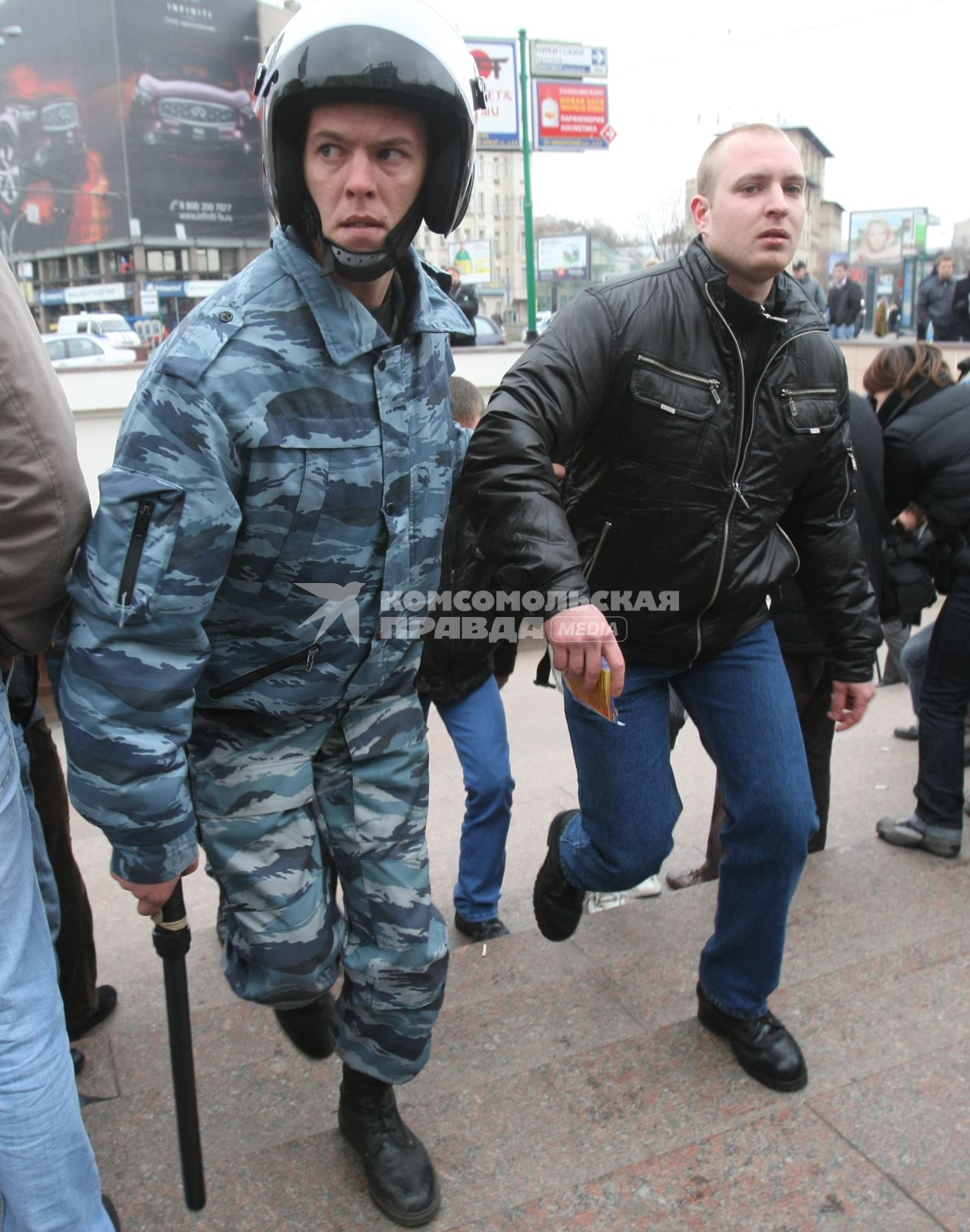 4 ноября 2008. Москва. Русский марш - шествие и митинг представителей русских националистических организаций и движений, состоявшийся в День народного единства. Задержание участников марша у кинотеатра Художественный.